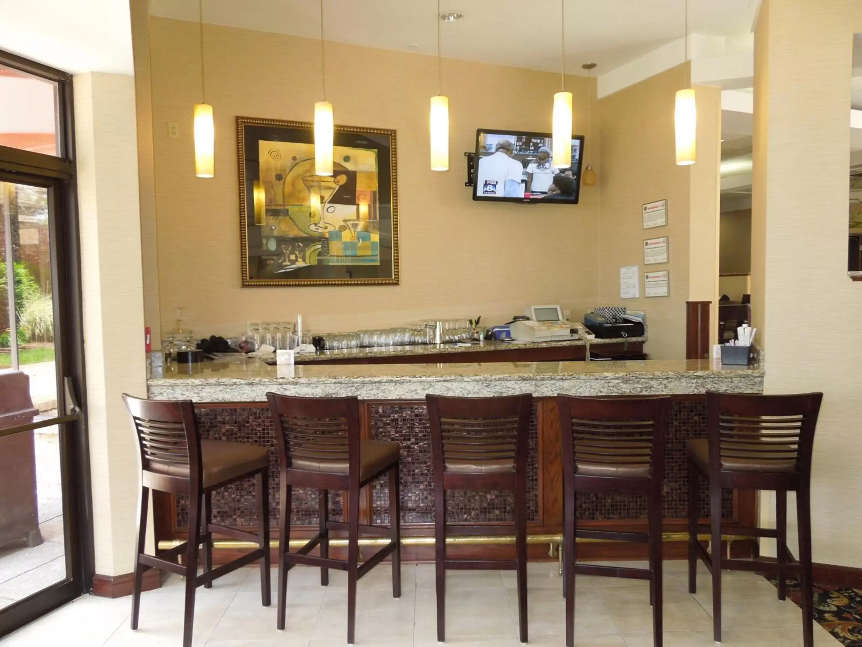 Lounge or bar in Radisson Cleveland Airport