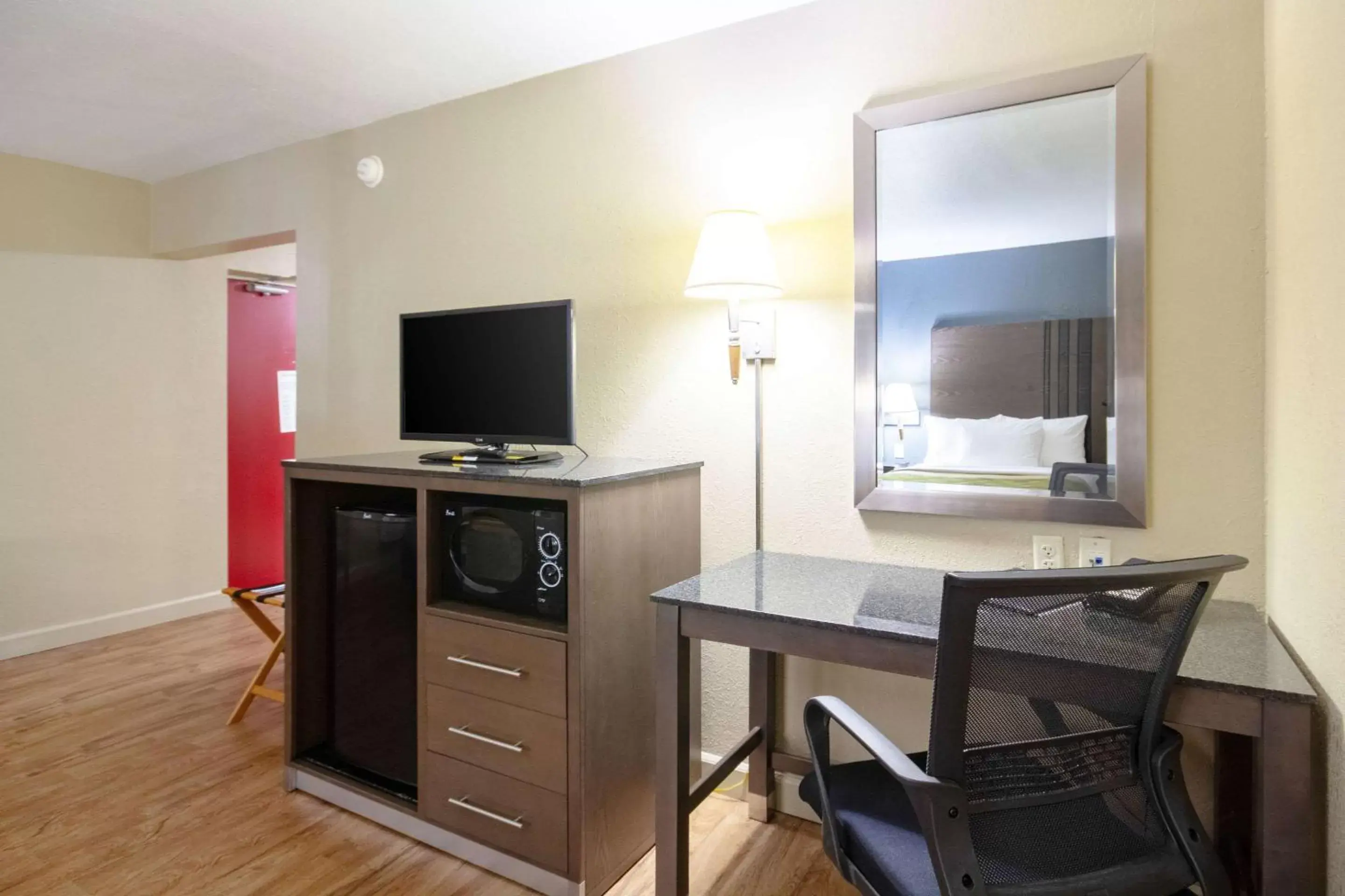 Bedroom, TV/Entertainment Center in Econo Lodge Inn & Suites I-35 at Shawnee Mission