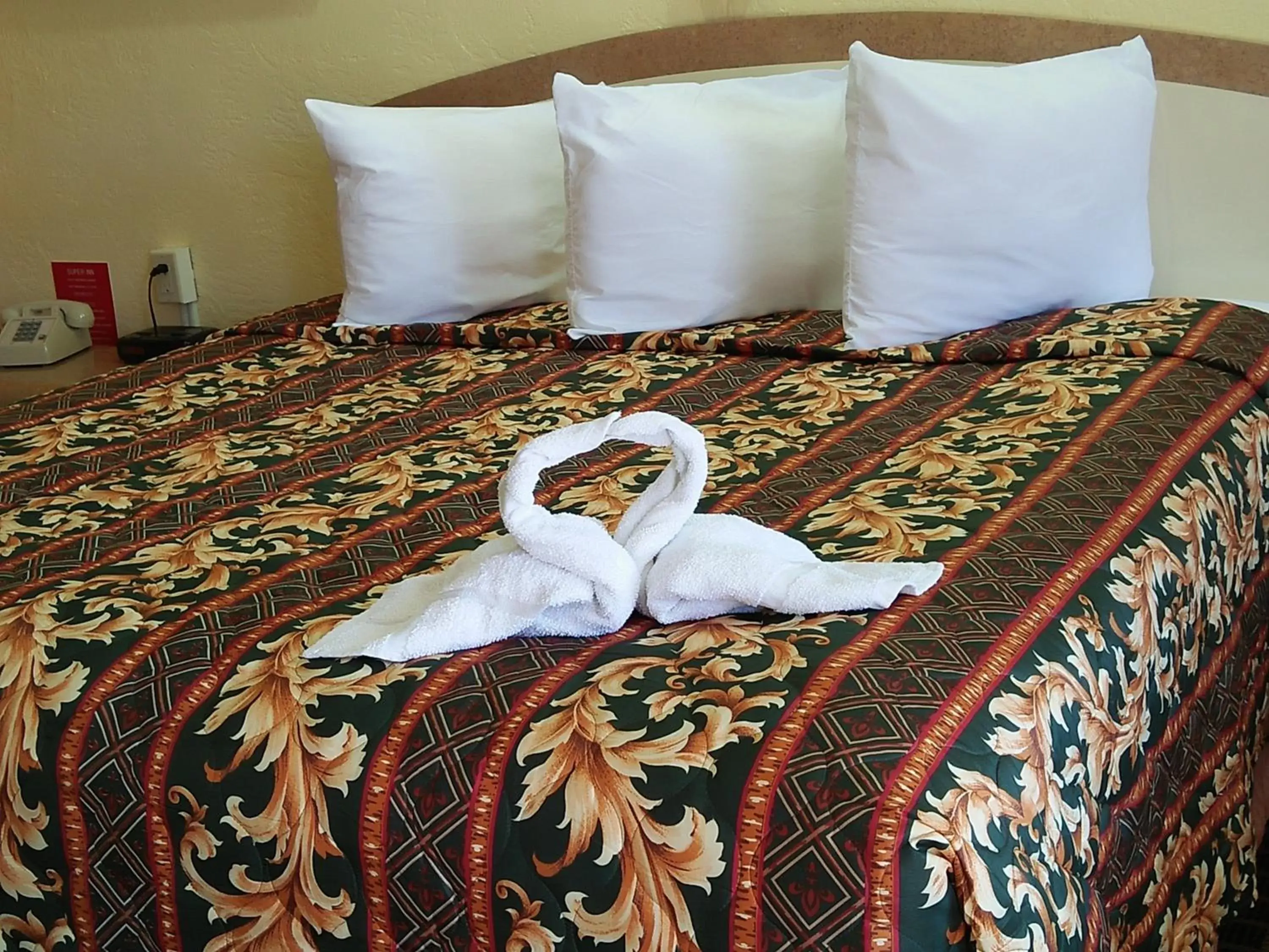 Bed in Super Inn Daytona Beach