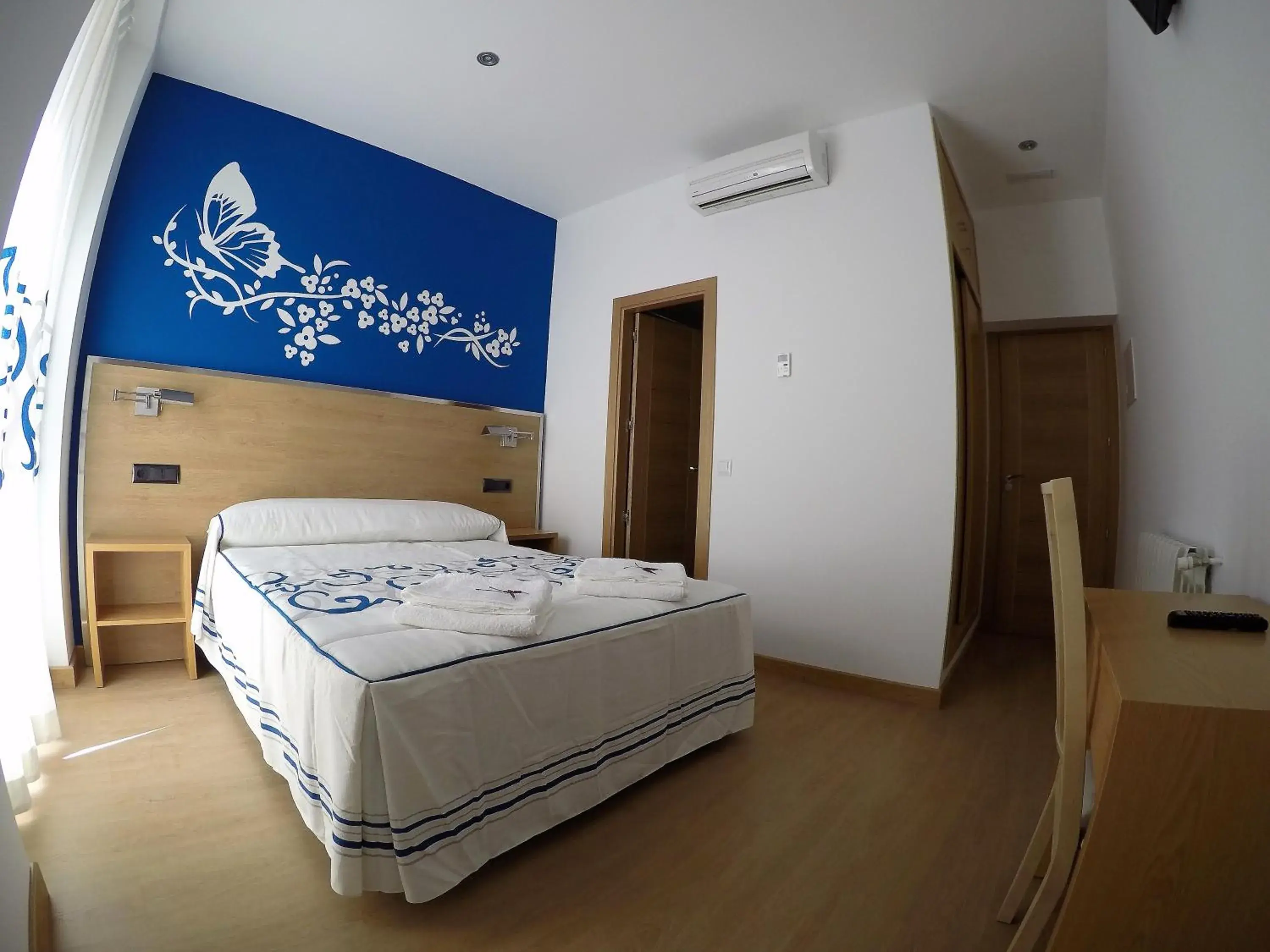 Bedroom, Bed in Hostal Carracedo