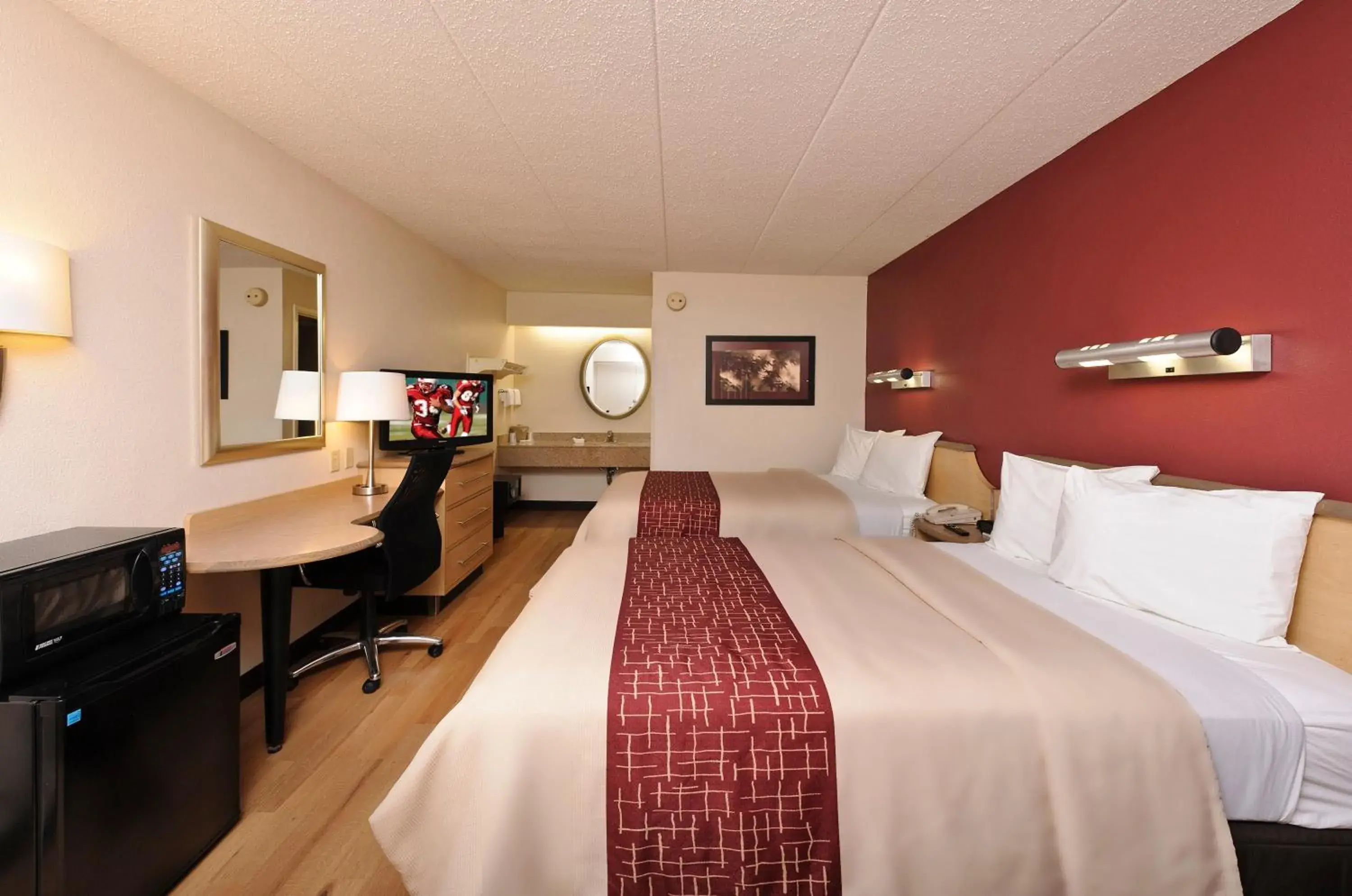 Photo of the whole room, Bed in Red Roof Inn Harrisburg - Hershey