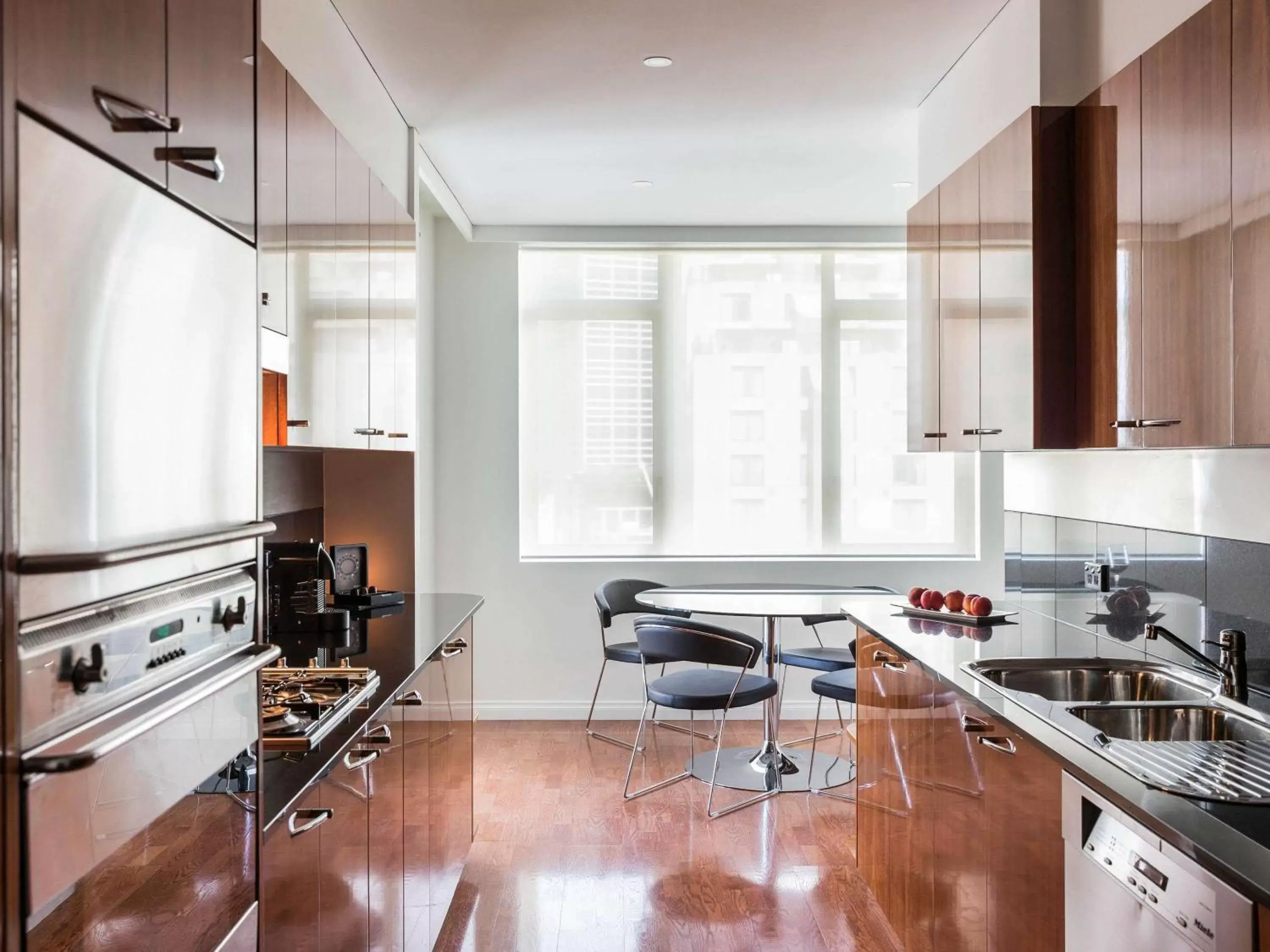 Bathroom, Kitchen/Kitchenette in Quay West Suites Melbourne