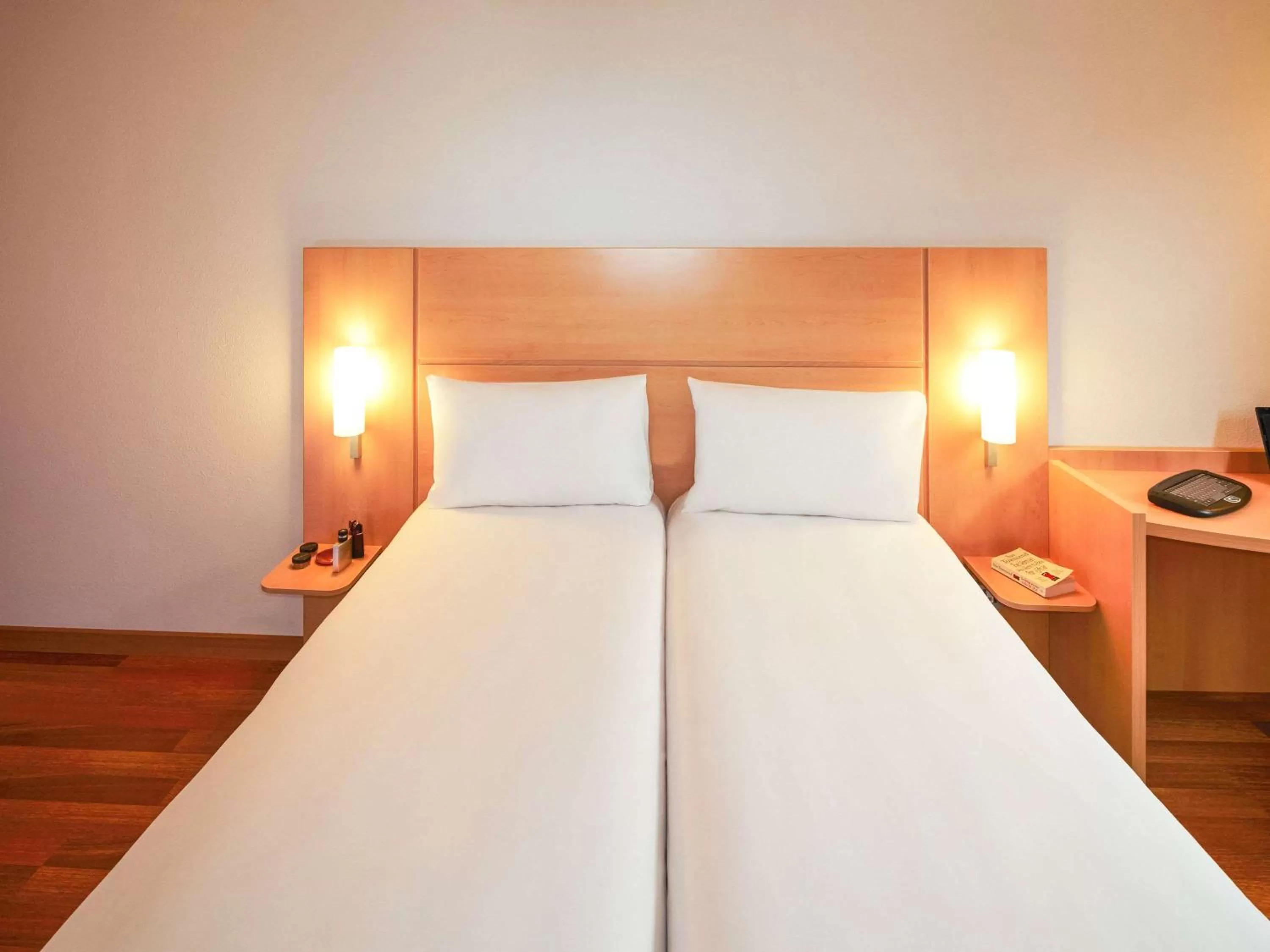 Photo of the whole room, Bed in ibis London Thurrock M25