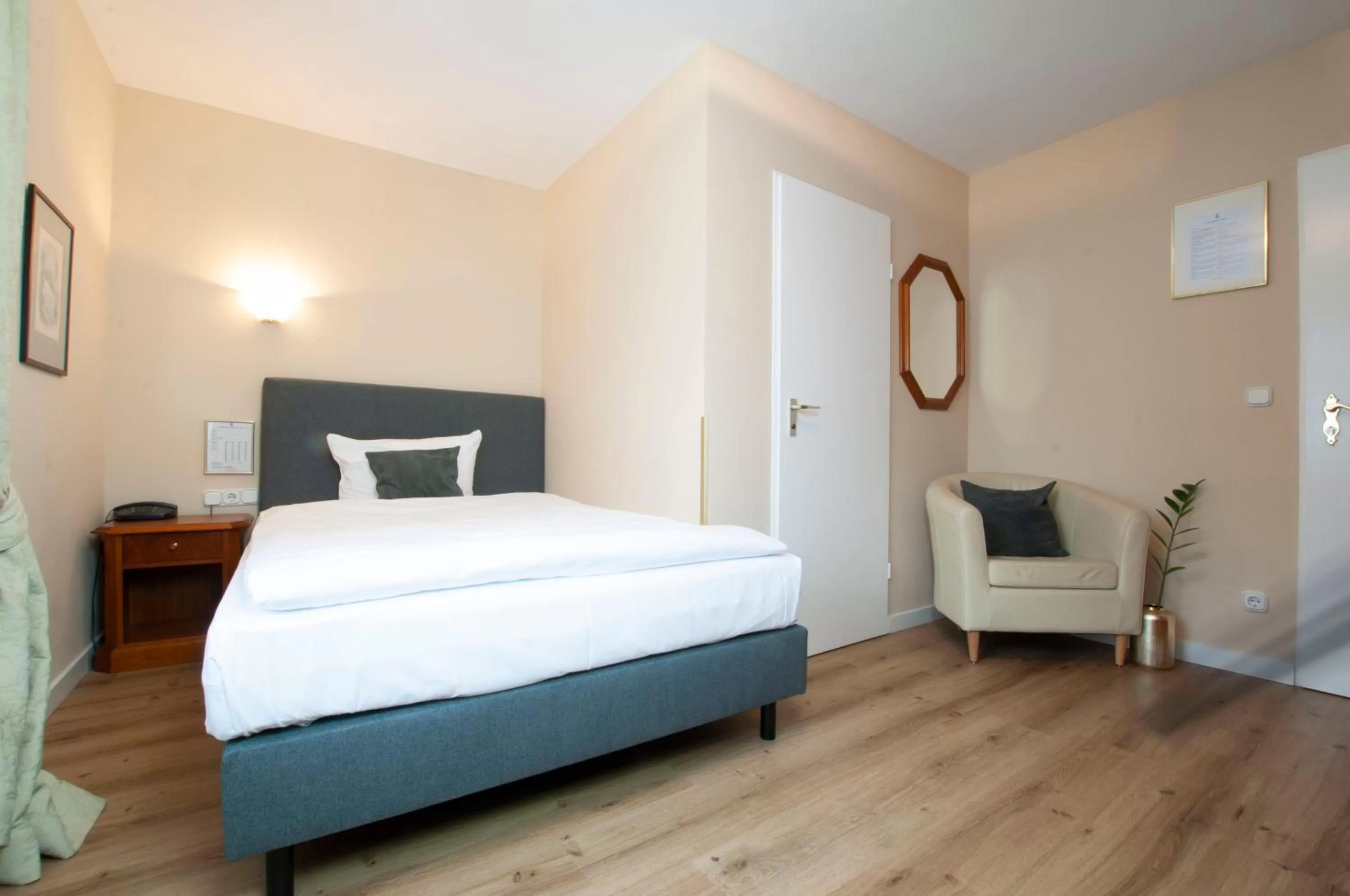 Photo of the whole room, Bed in Hotel Altmünchen by Blattl