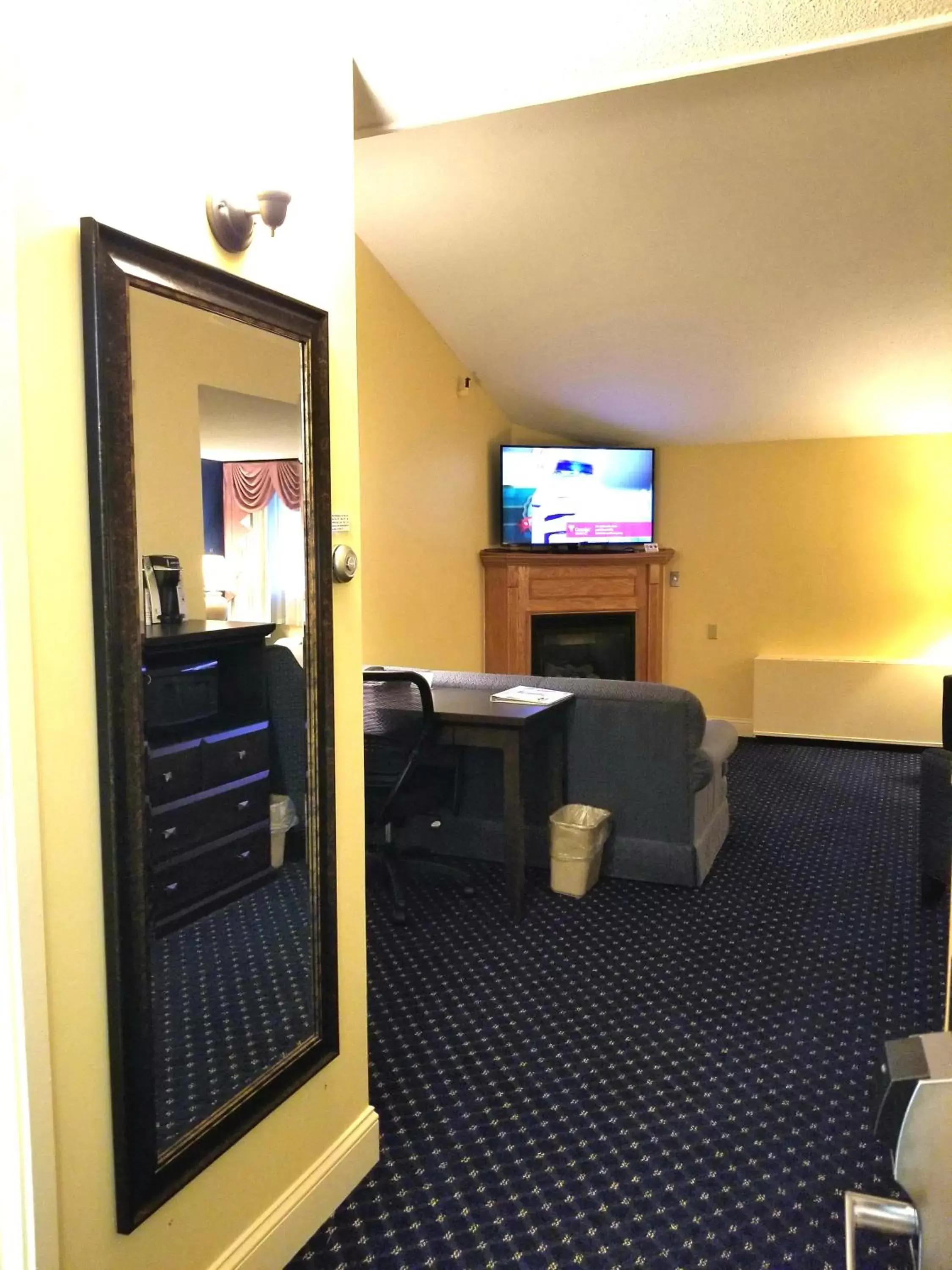 Seating area, TV/Entertainment Center in Fireside Inn & Suites Waterville