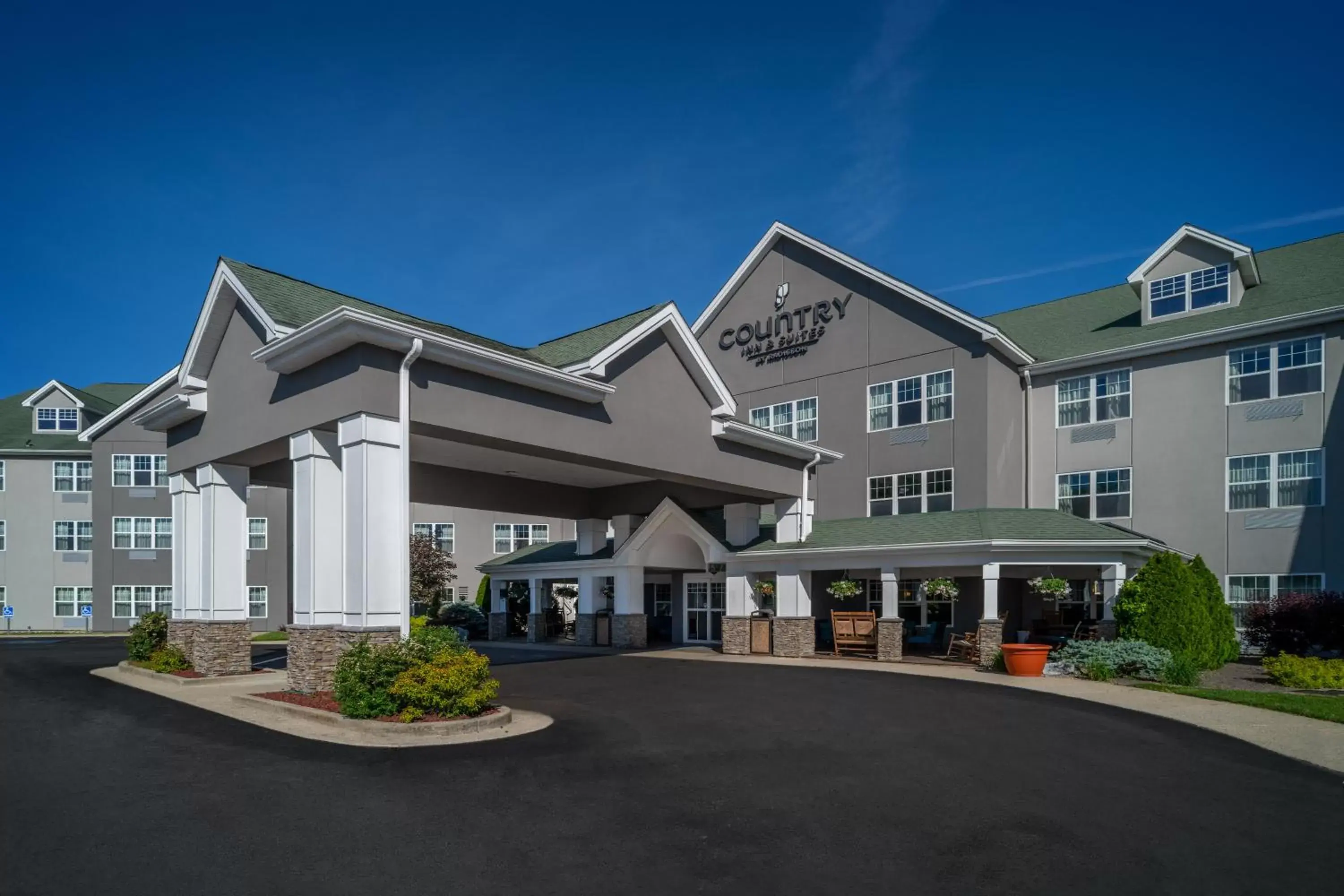 Facade/entrance, Property Building in Country Inn & Suites by Radisson, Beckley, WV