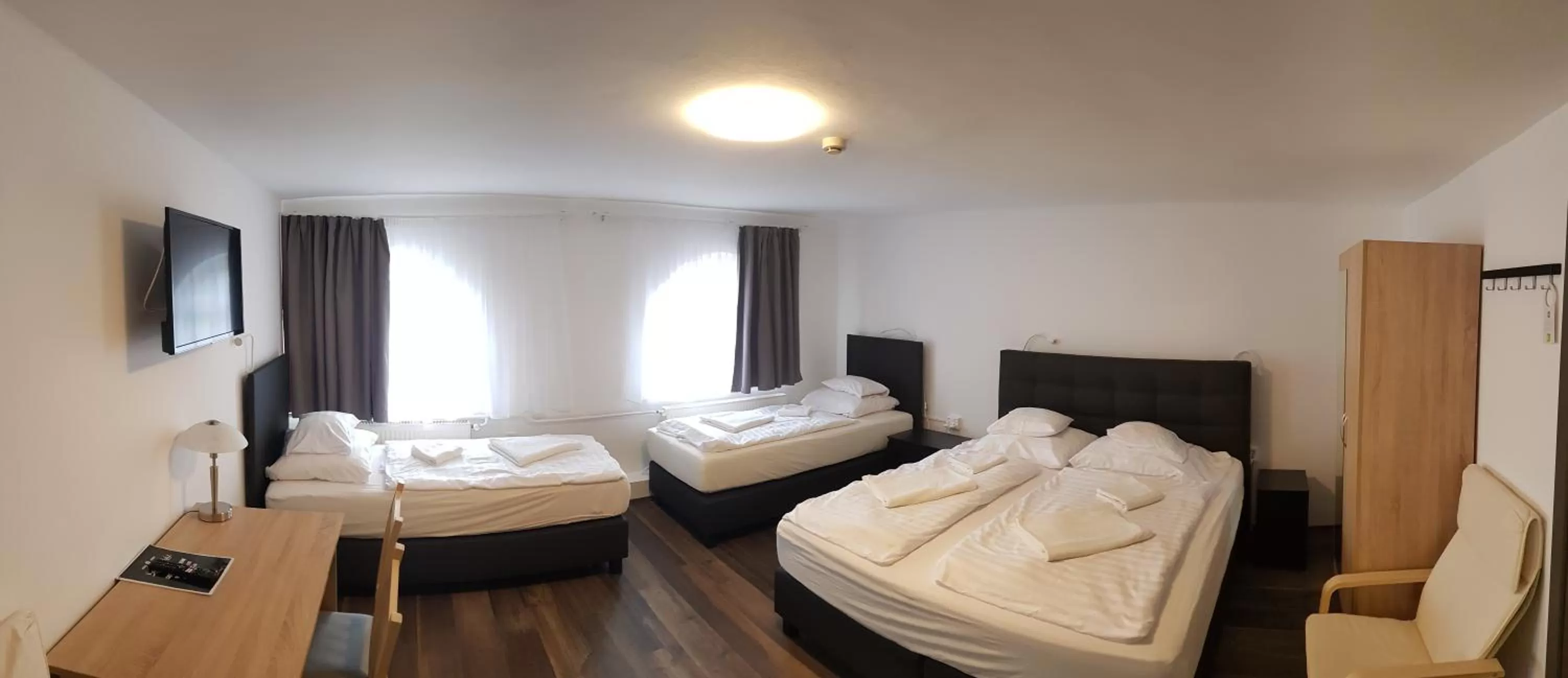 Bed in HBH Bajor Sörház, Étterem és Panzió