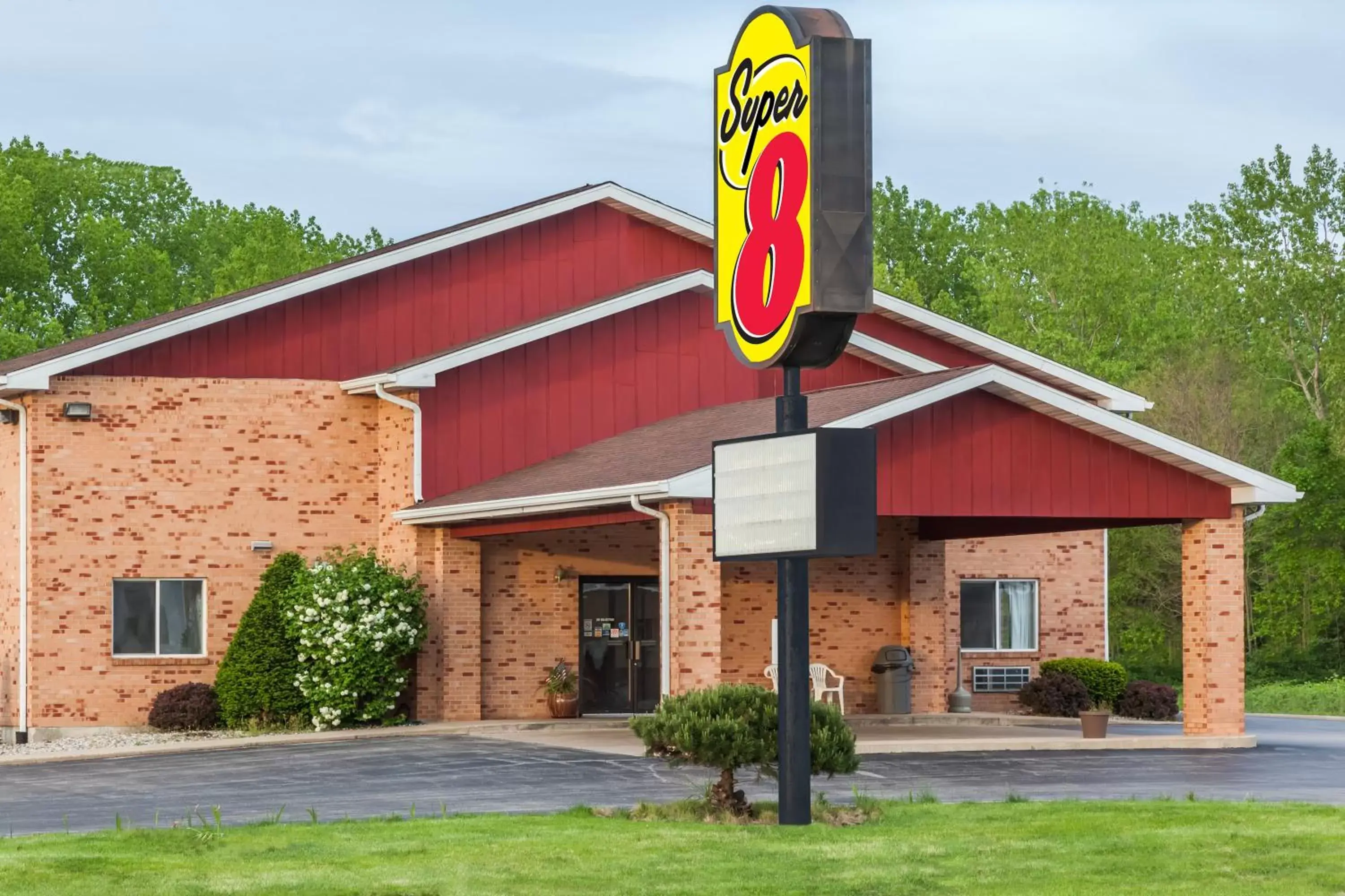 Street view, Property Building in Super 8 by Wyndham Watseka