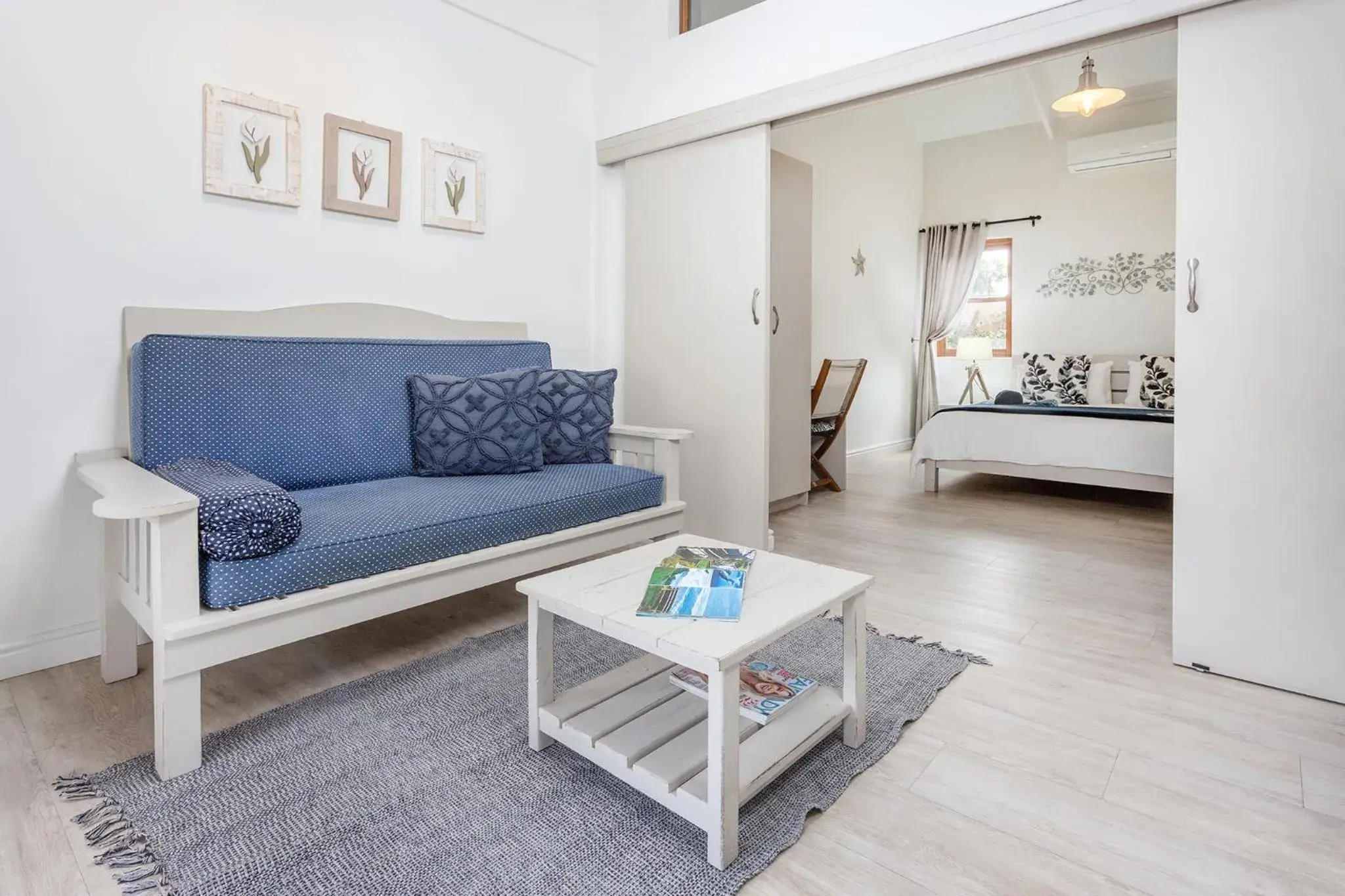 Bed, Seating Area in Sixteen Guesthouse on Main