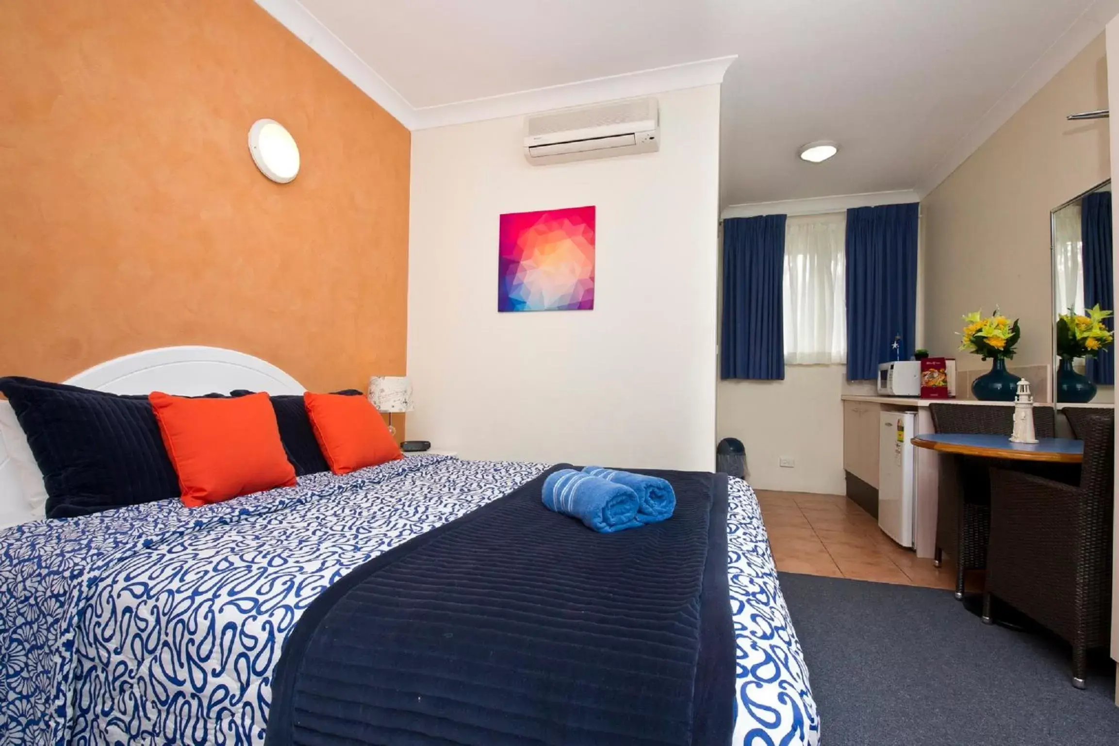 Bedroom, Bed in Tuncurry Beach Motel