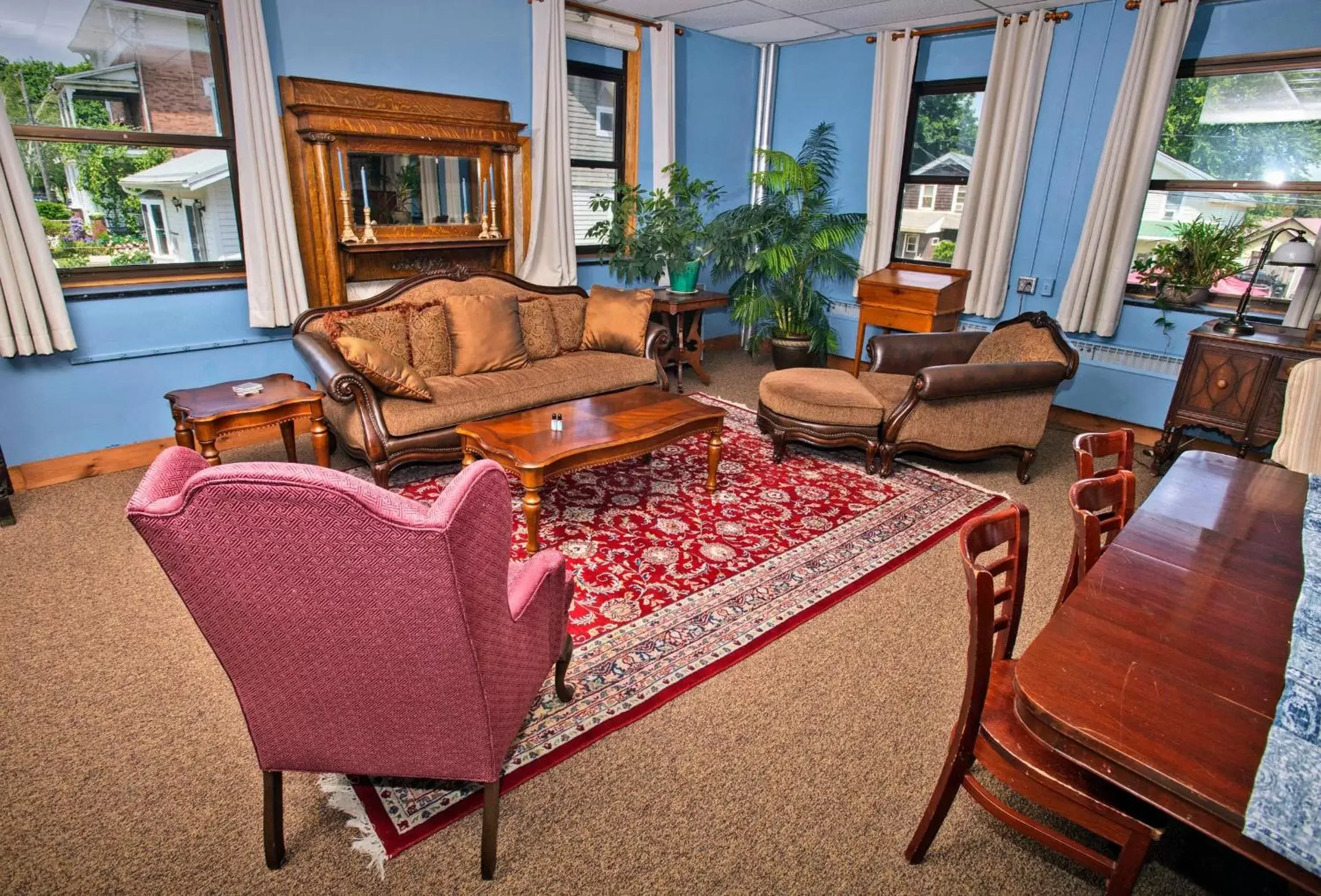 Communal lounge/ TV room, Seating Area in Sherman Inn