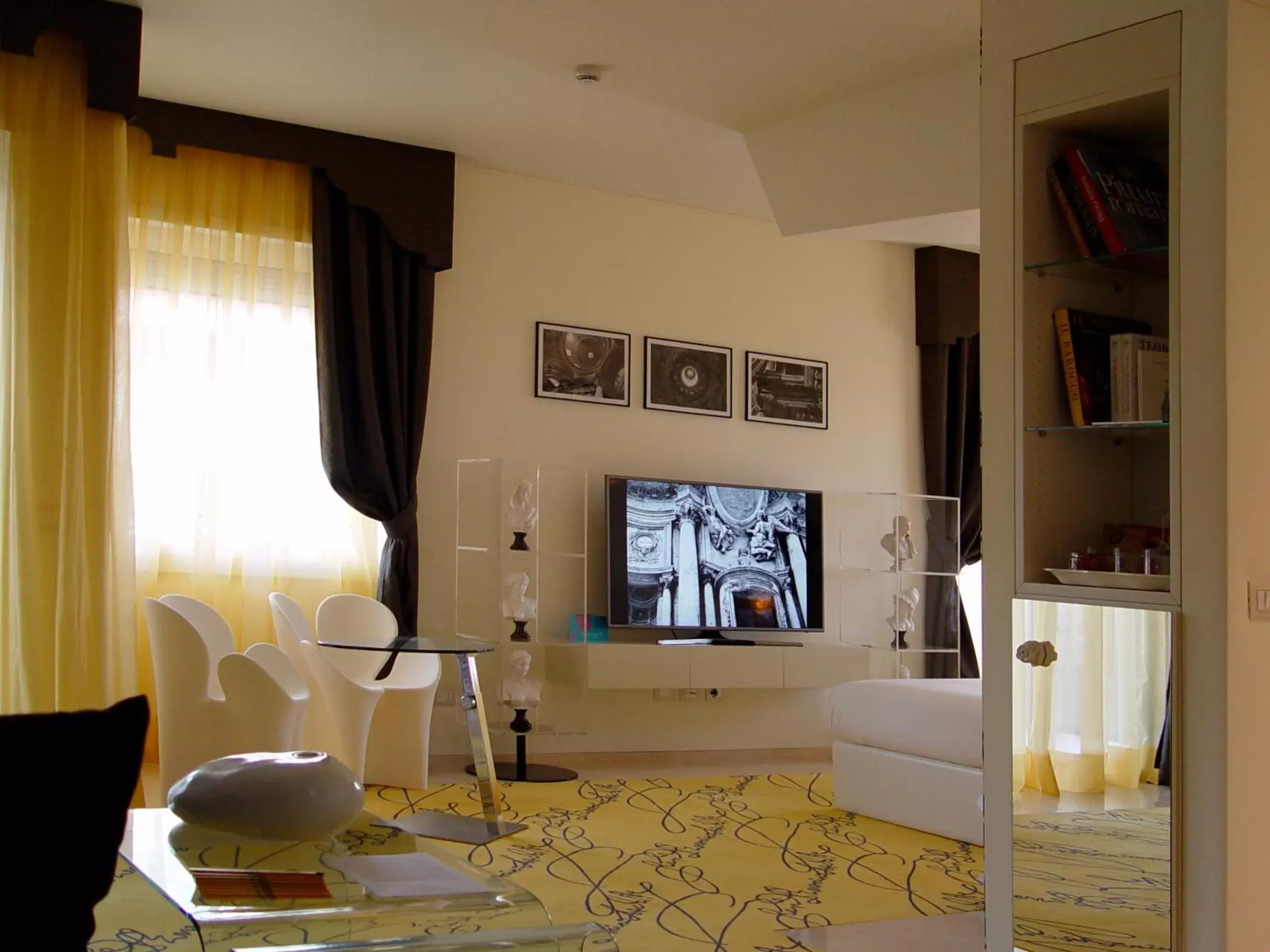 Bed, TV/Entertainment Center in Hotel Ripa Roma