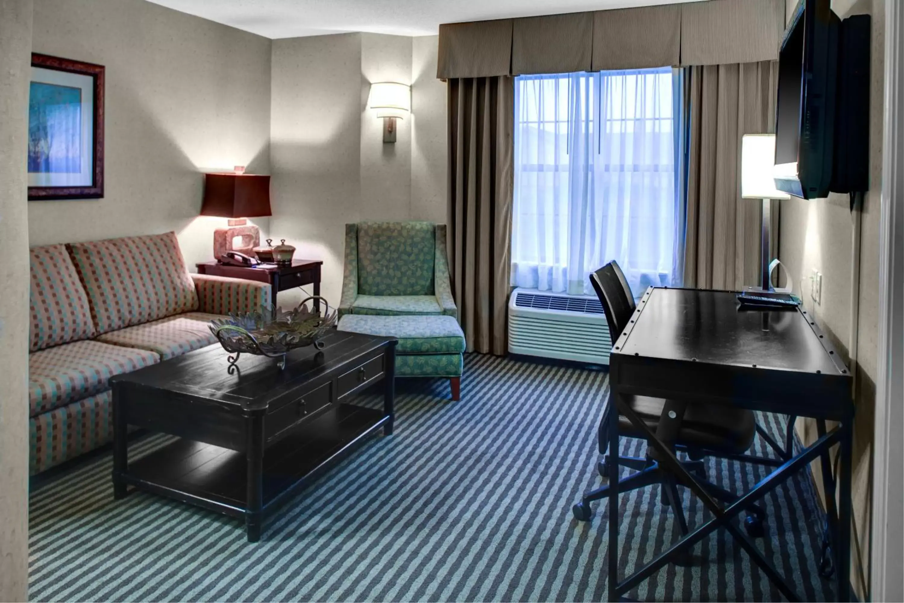 Photo of the whole room, Seating Area in Holiday Inn Express Hotel & Suites Atlanta Buckhead, an IHG Hotel