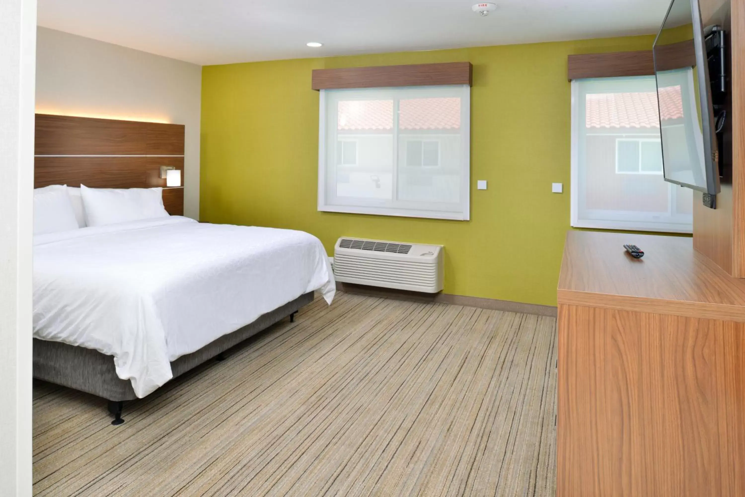 Guests, Bed in Holiday Inn Express - Santa Rosa North, an IHG Hotel