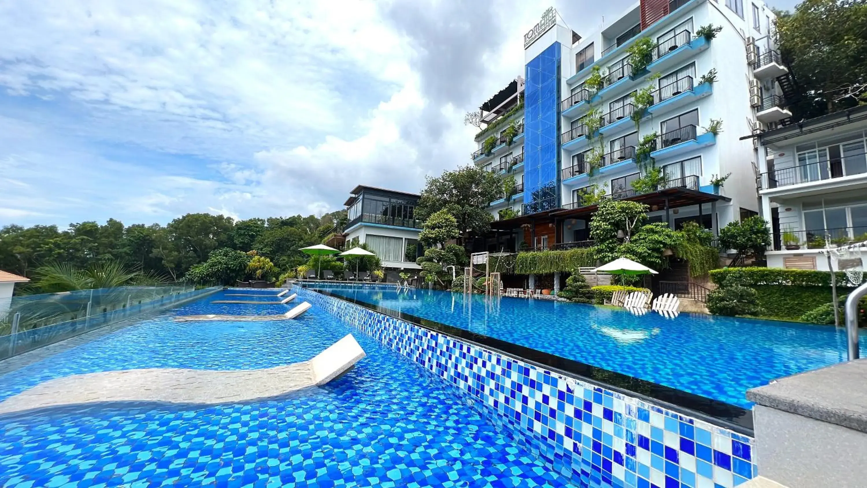 Swimming Pool in Tom Hill Boutique Resort & Spa