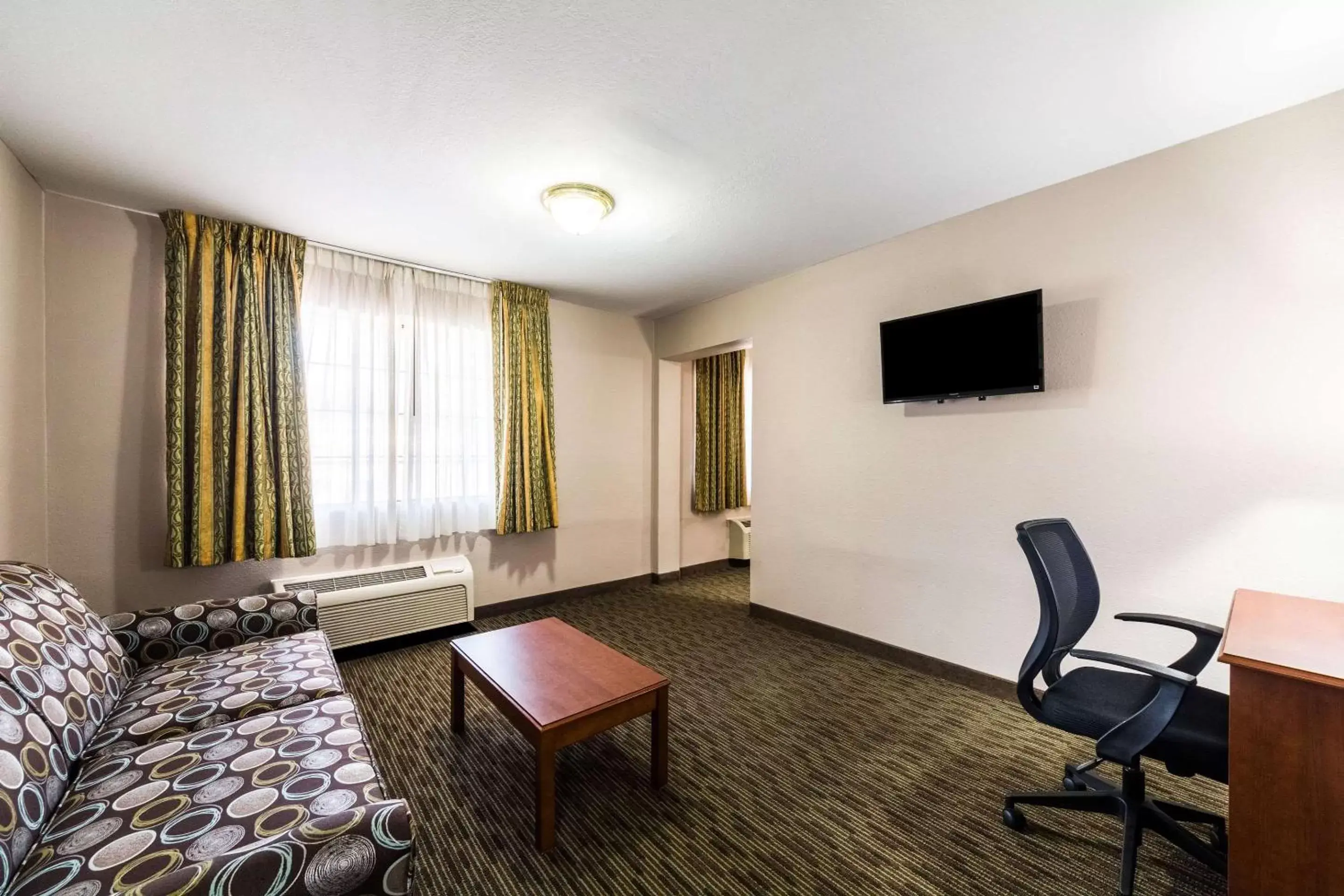 Photo of the whole room, Seating Area in Quality Inn University near Downtown