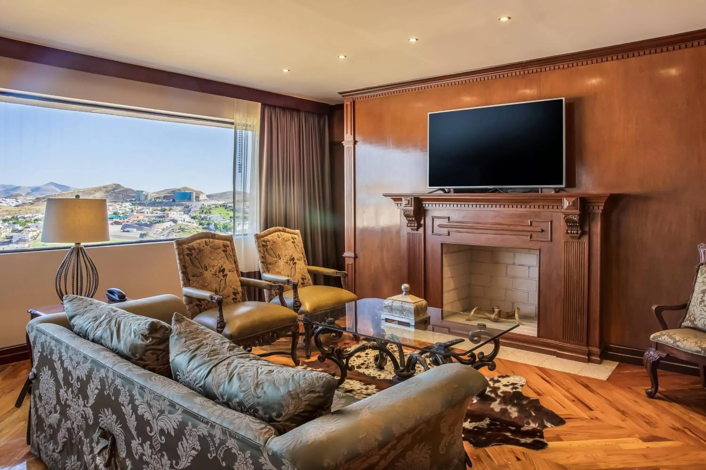 Photo of the whole room, Seating Area in Sheraton Chihuahua Soberano