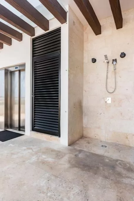 Shower in Homely Studio or OneBR in Playa del Carmen w Balcony, BBQ, Pool Infinite, AC, TV Smart, 60mb