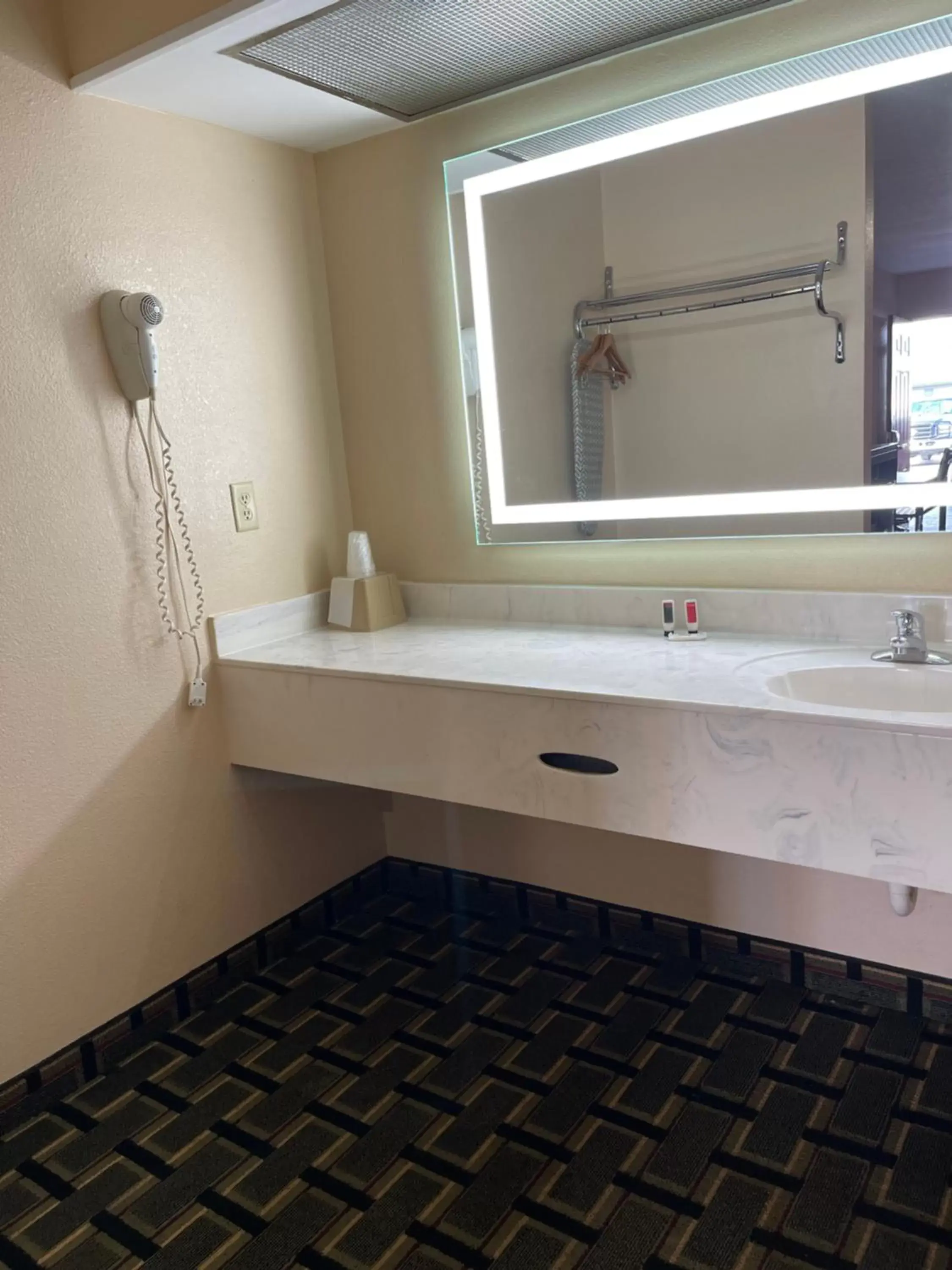 Bathroom in New Hampshire Inn West Memphis