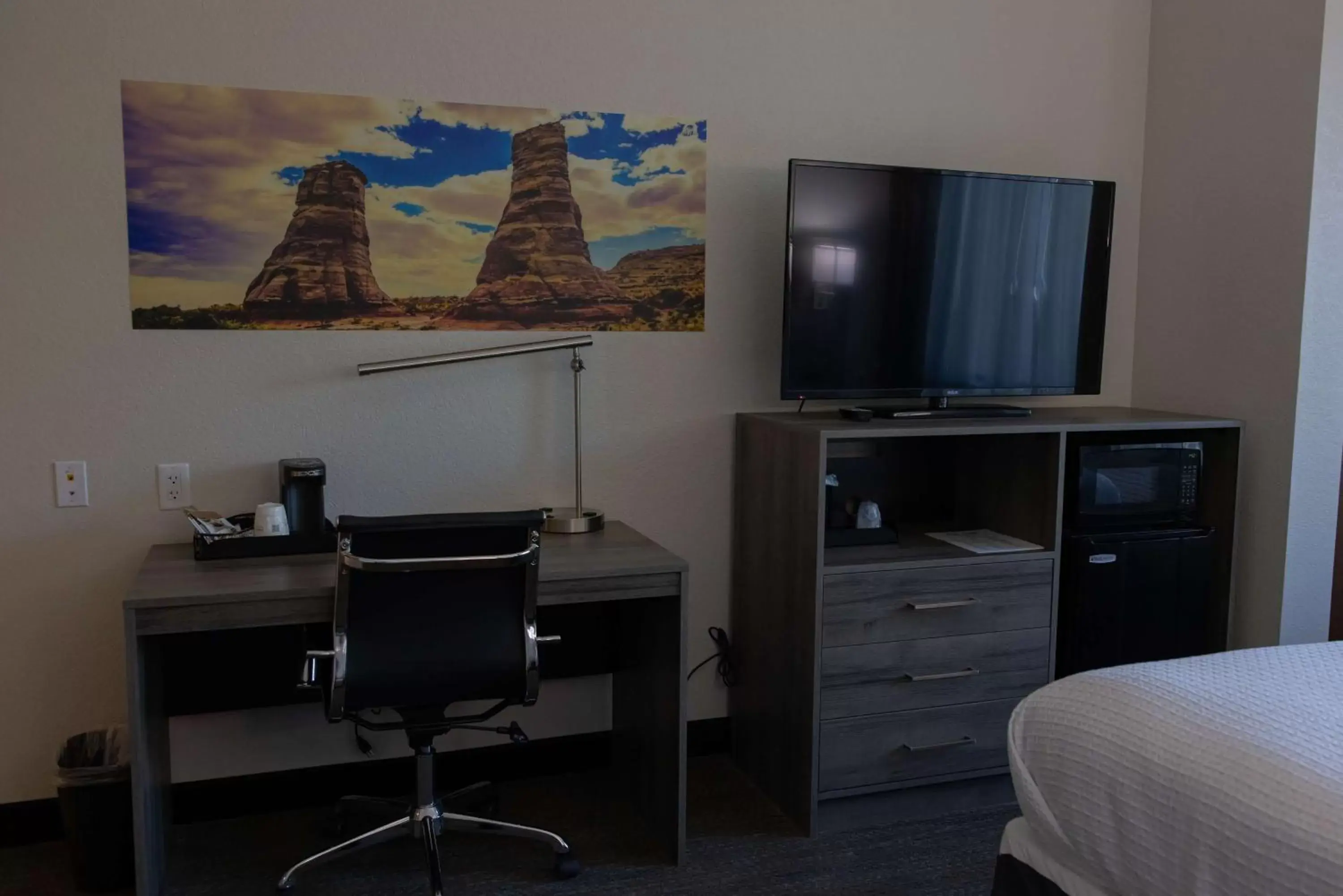 Bedroom, TV/Entertainment Center in Best Western Plus Executive Residency Phoenix North Happy Valley