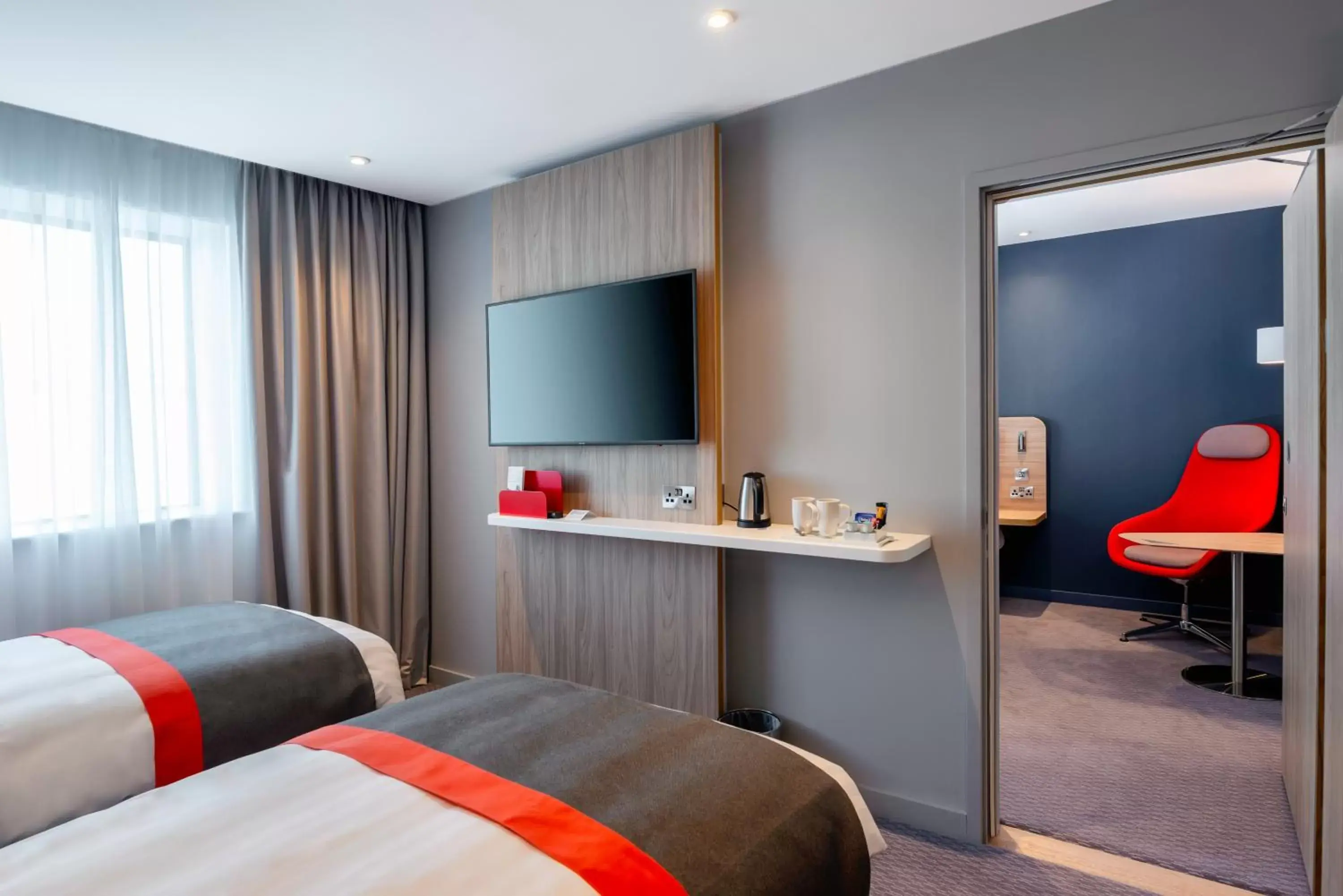 Bedroom, TV/Entertainment Center in Holiday Inn Express - London Heathrow T4, an IHG Hotel