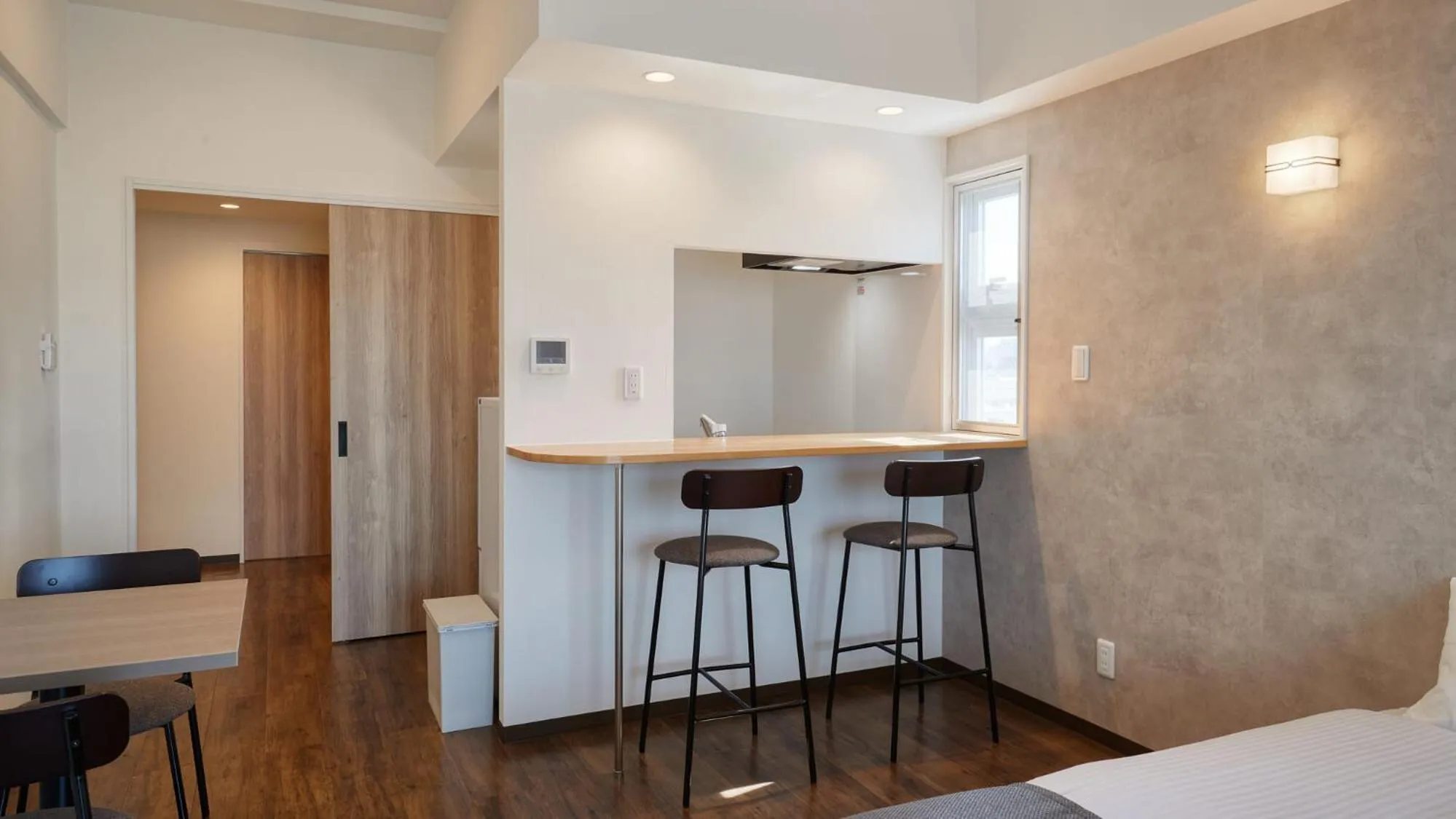 Photo of the whole room in New Normal Hotel in NAMINOUE ニューノーマルホテルイン波の上