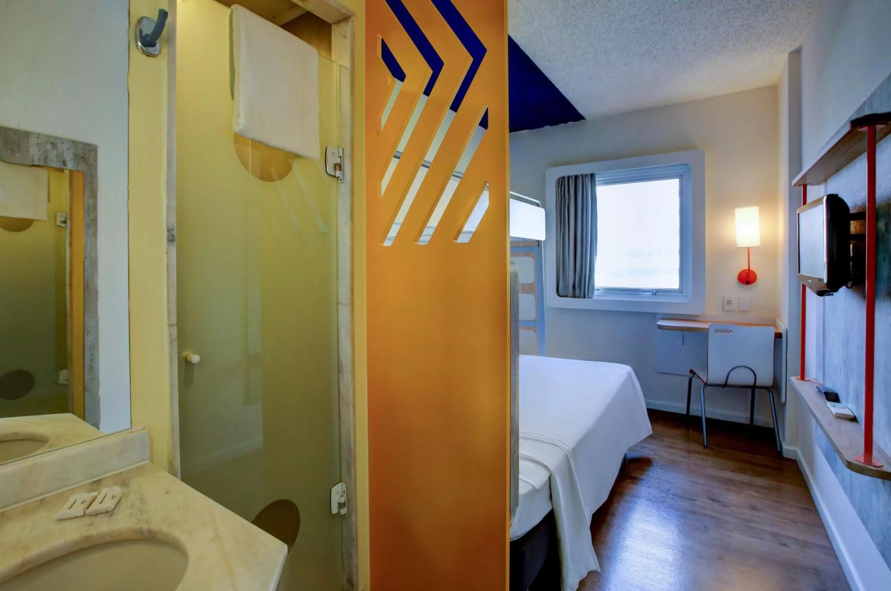 Bedroom, Bed in ibis budget Tambore