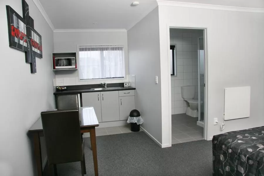 Kitchen/Kitchenette in Eastland Pacific Motel