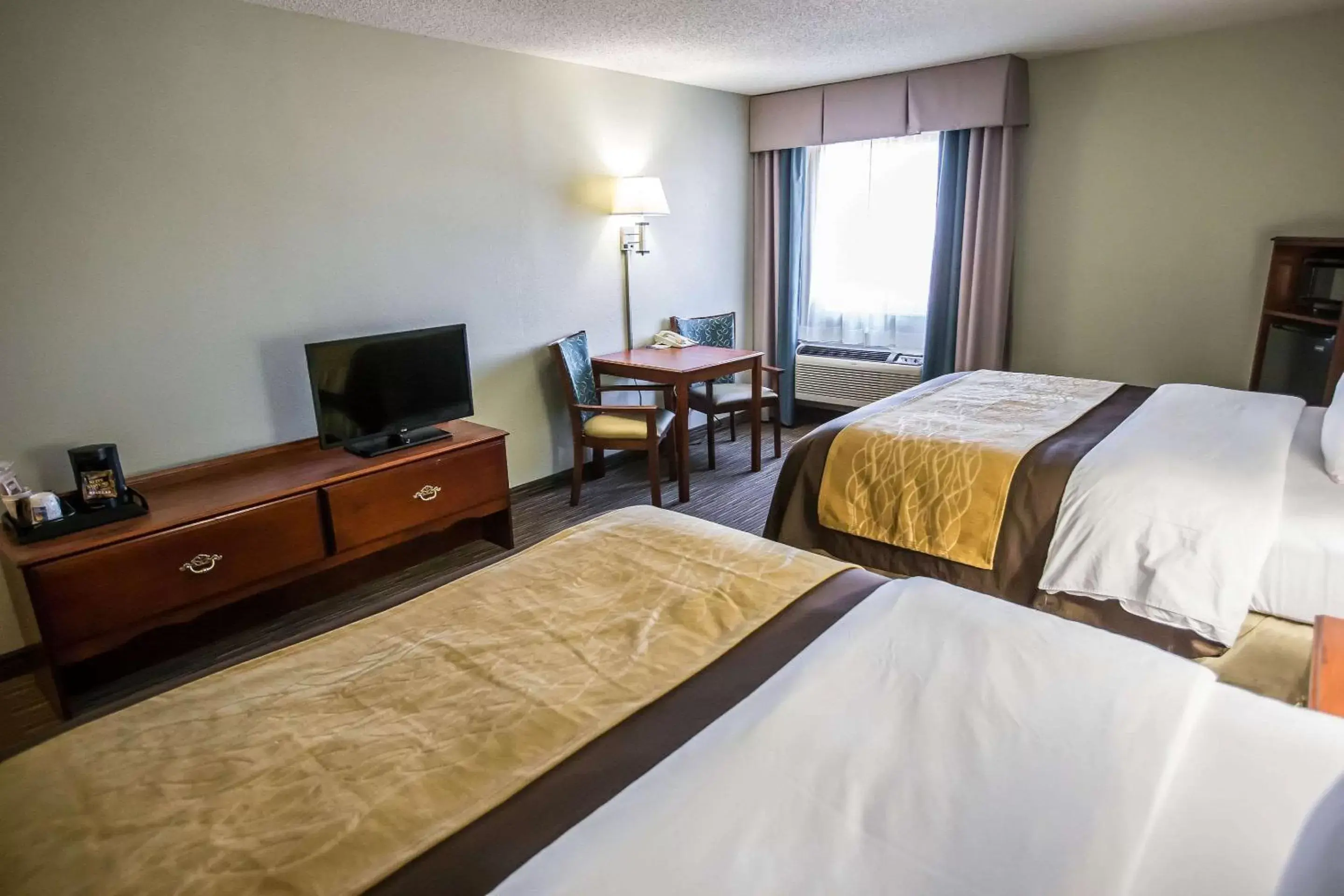 Photo of the whole room, Bed in Comfort Inn Schererville