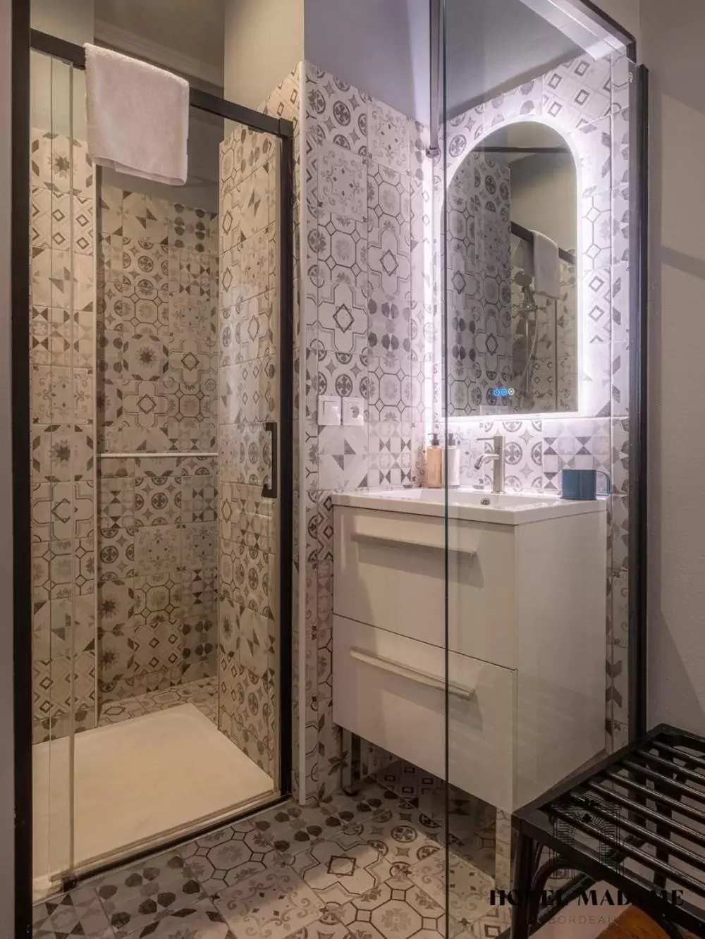 Shower, Bathroom in Hôtel Madame