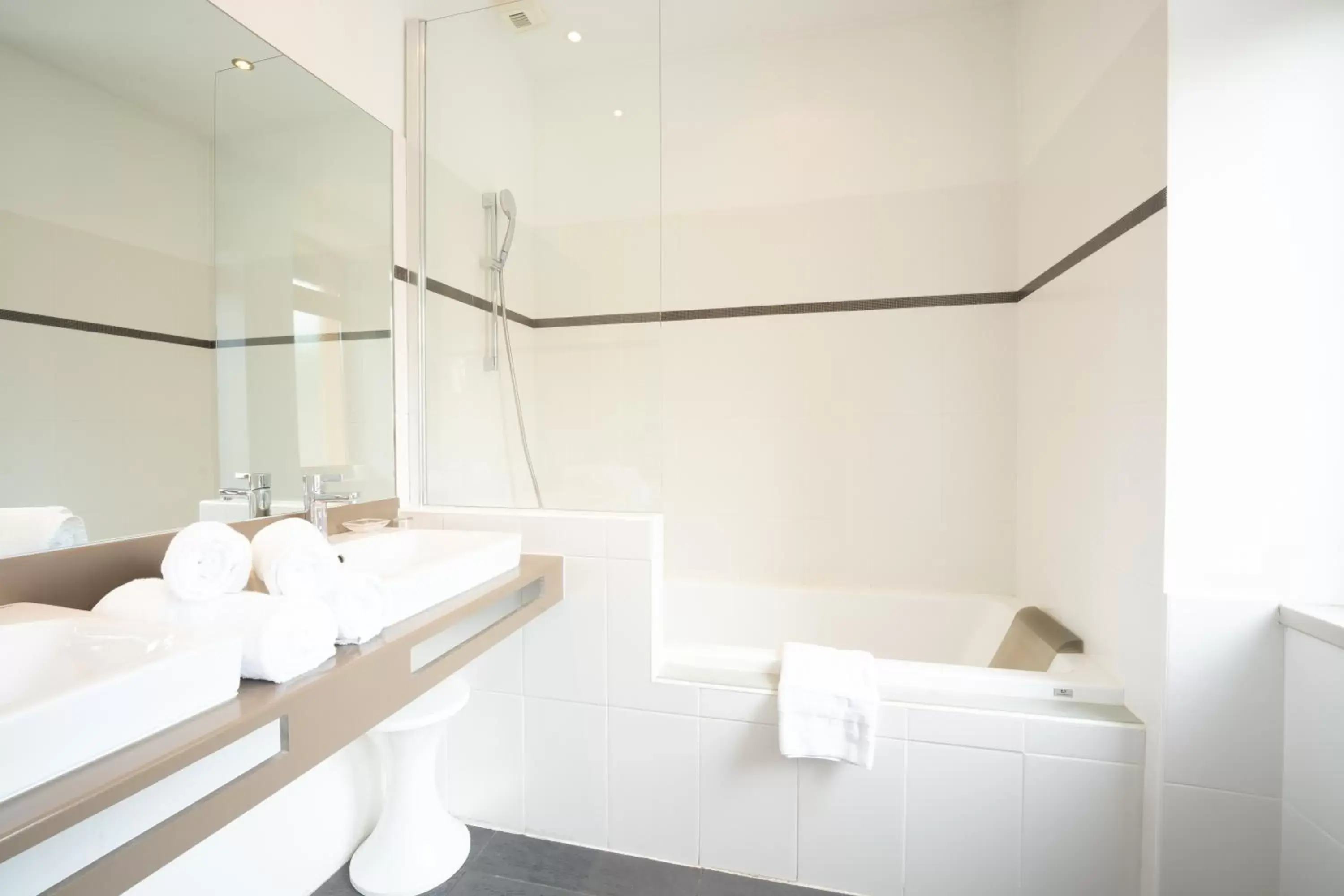 Shower, Bathroom in Le Manoir d'Agnès