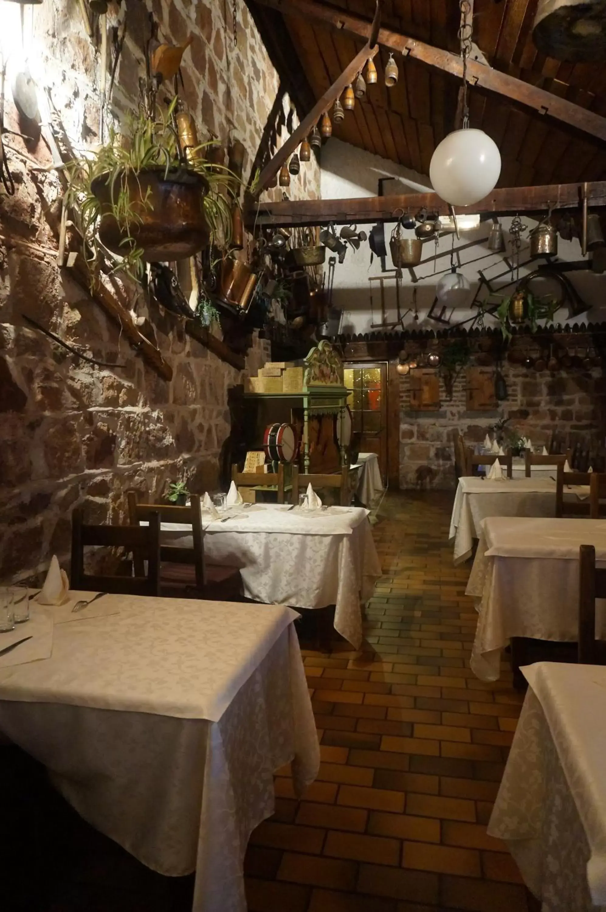 Restaurant/Places to Eat in Hôtel Le Dahu