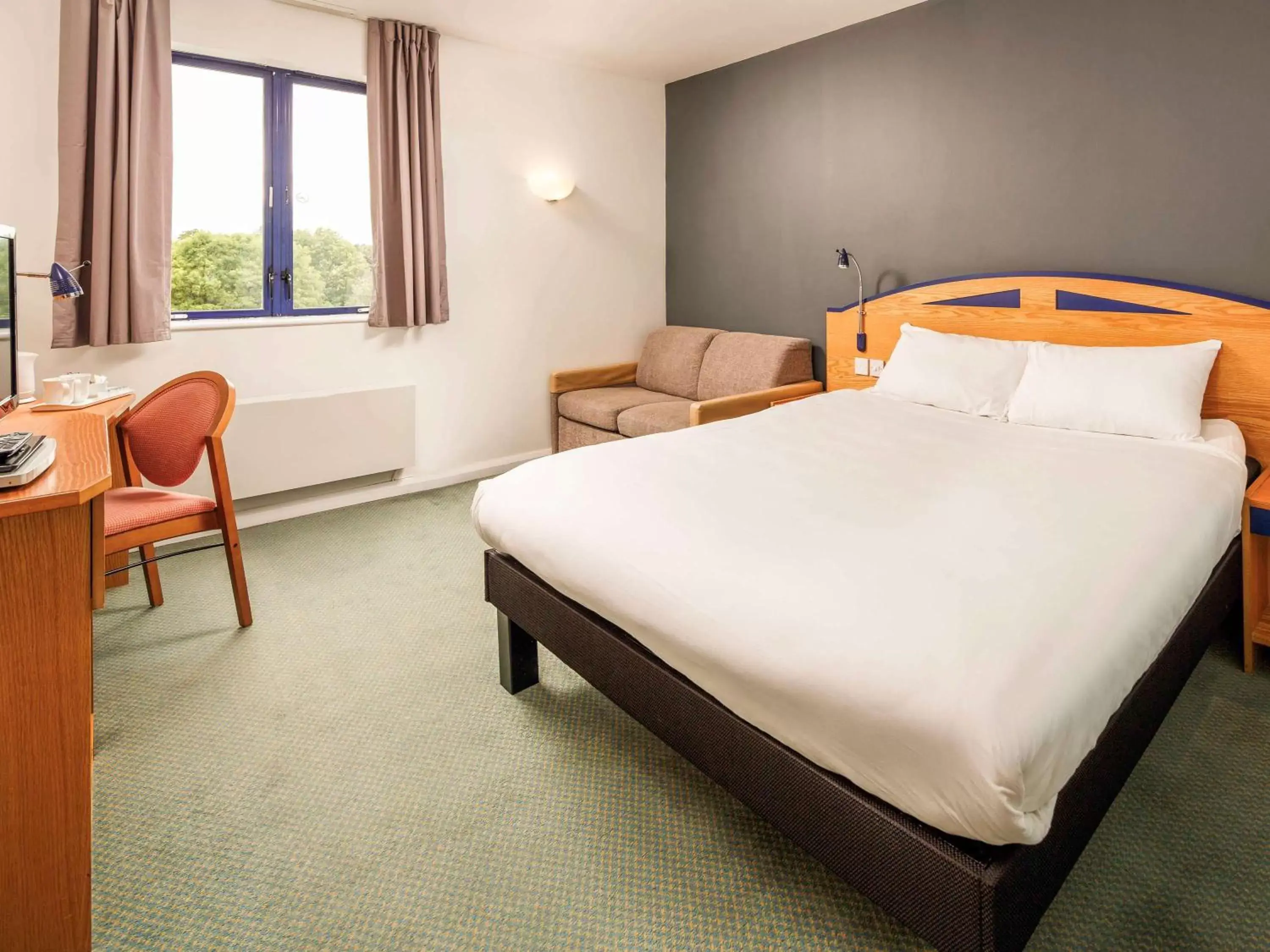 Photo of the whole room, Bed in ibis Chesterfield North - Barlborough