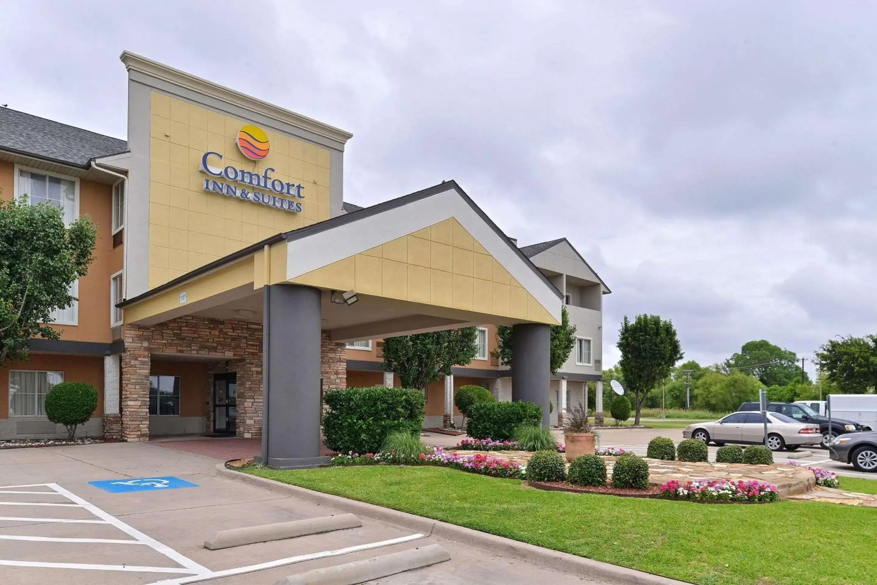 Property building in Comfort Inn & Suites Frisco - Plano Property building in Comfort Inn & Suites Frisco - Plano