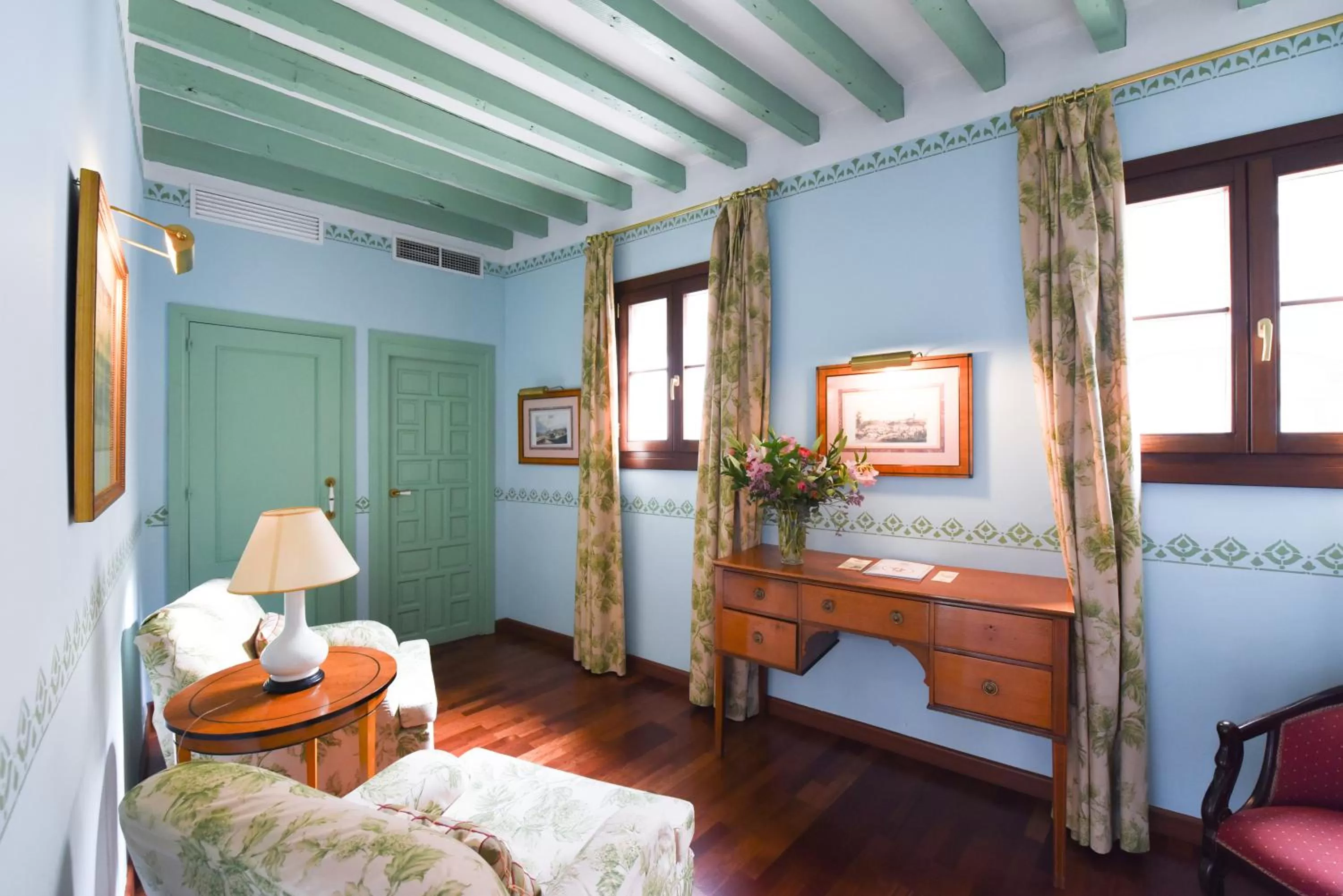 Photo of the whole room, Bed in Hotel Las Casas de la Judería