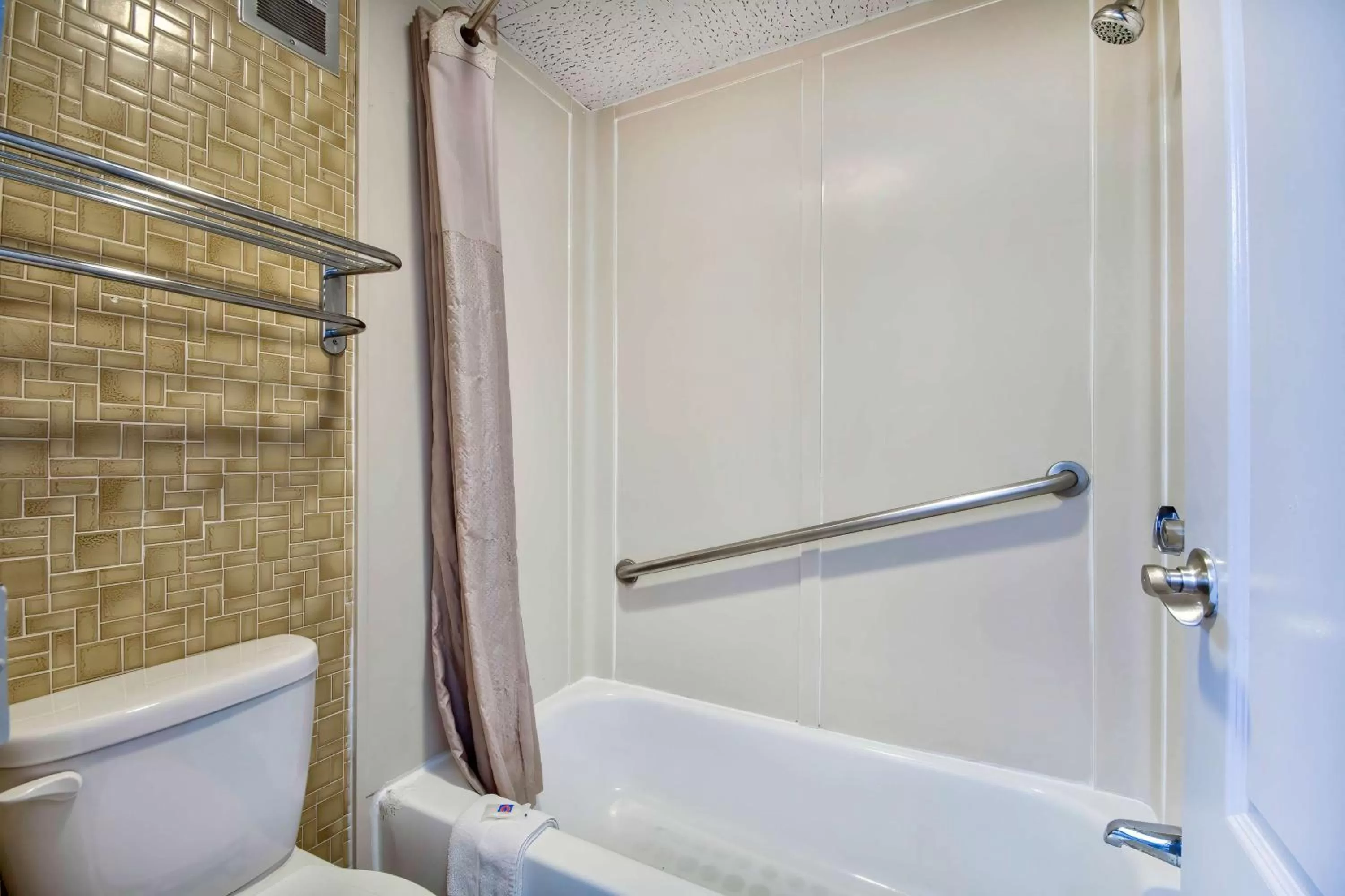 Bathroom in Motel 6-Springfield, OH