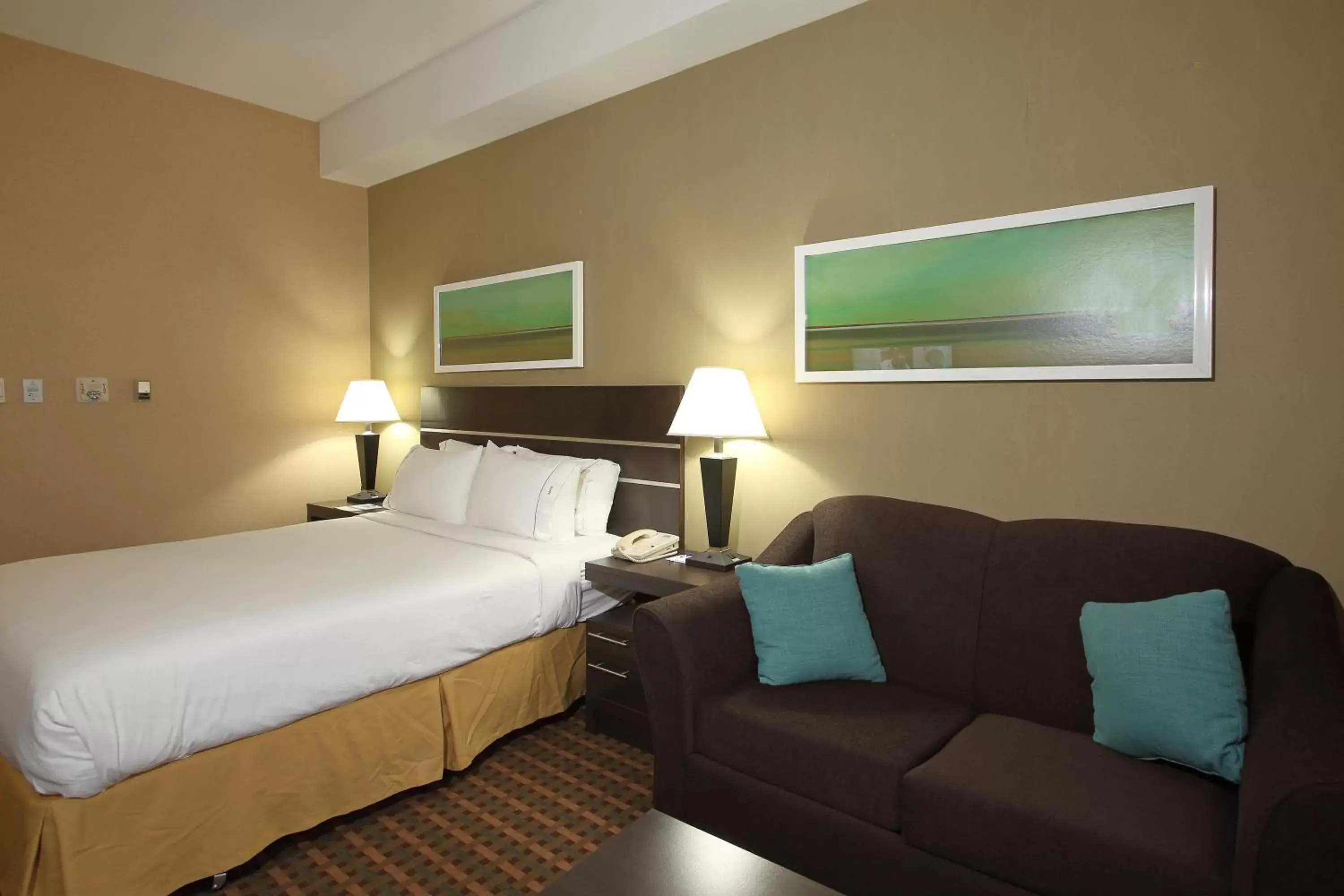 Photo of the whole room, Bed in Holiday Inn Express Hotel & Suites Vernon, an IHG Hotel