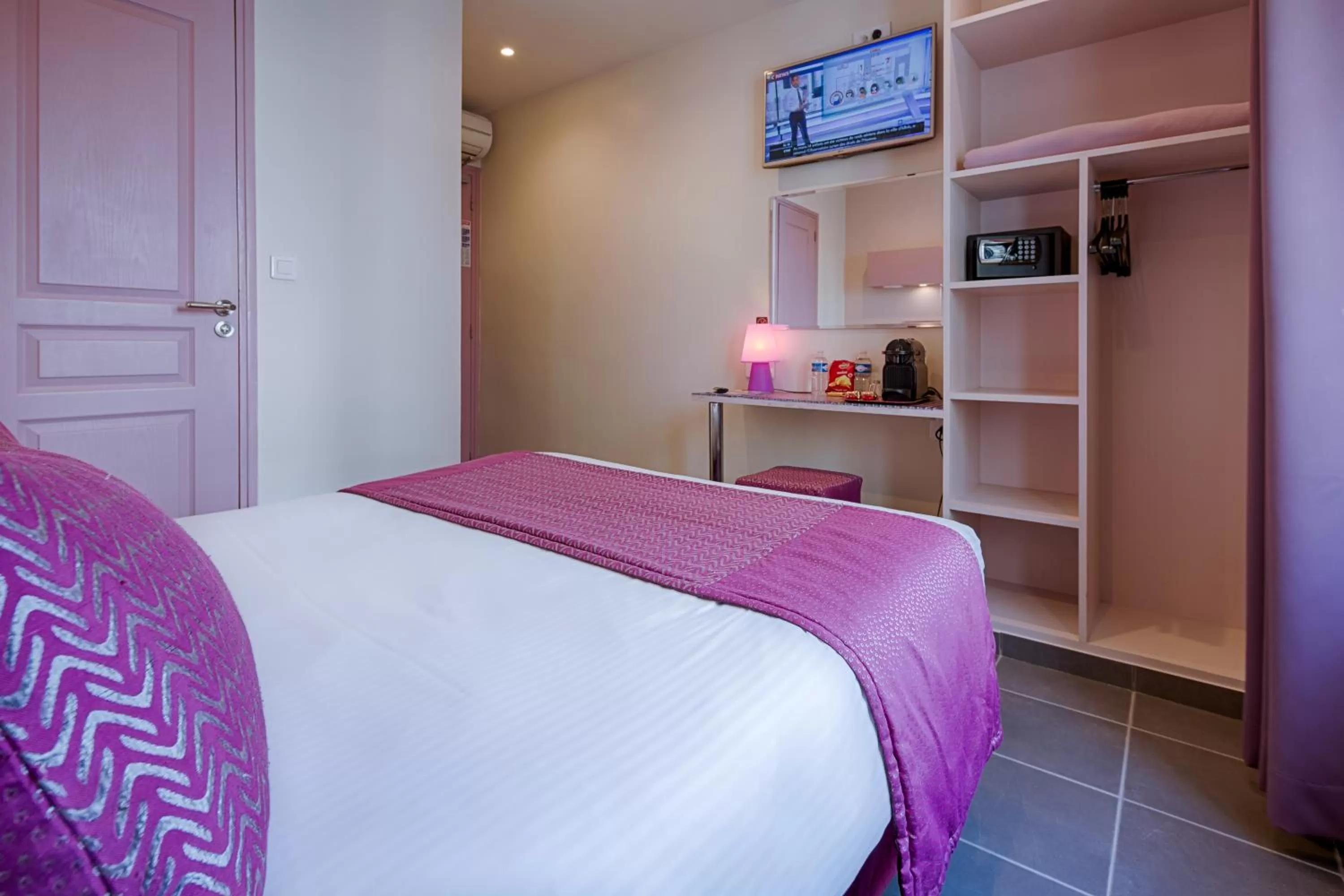 Coffee/tea facilities, Bed in Hotel La Petite Rosa