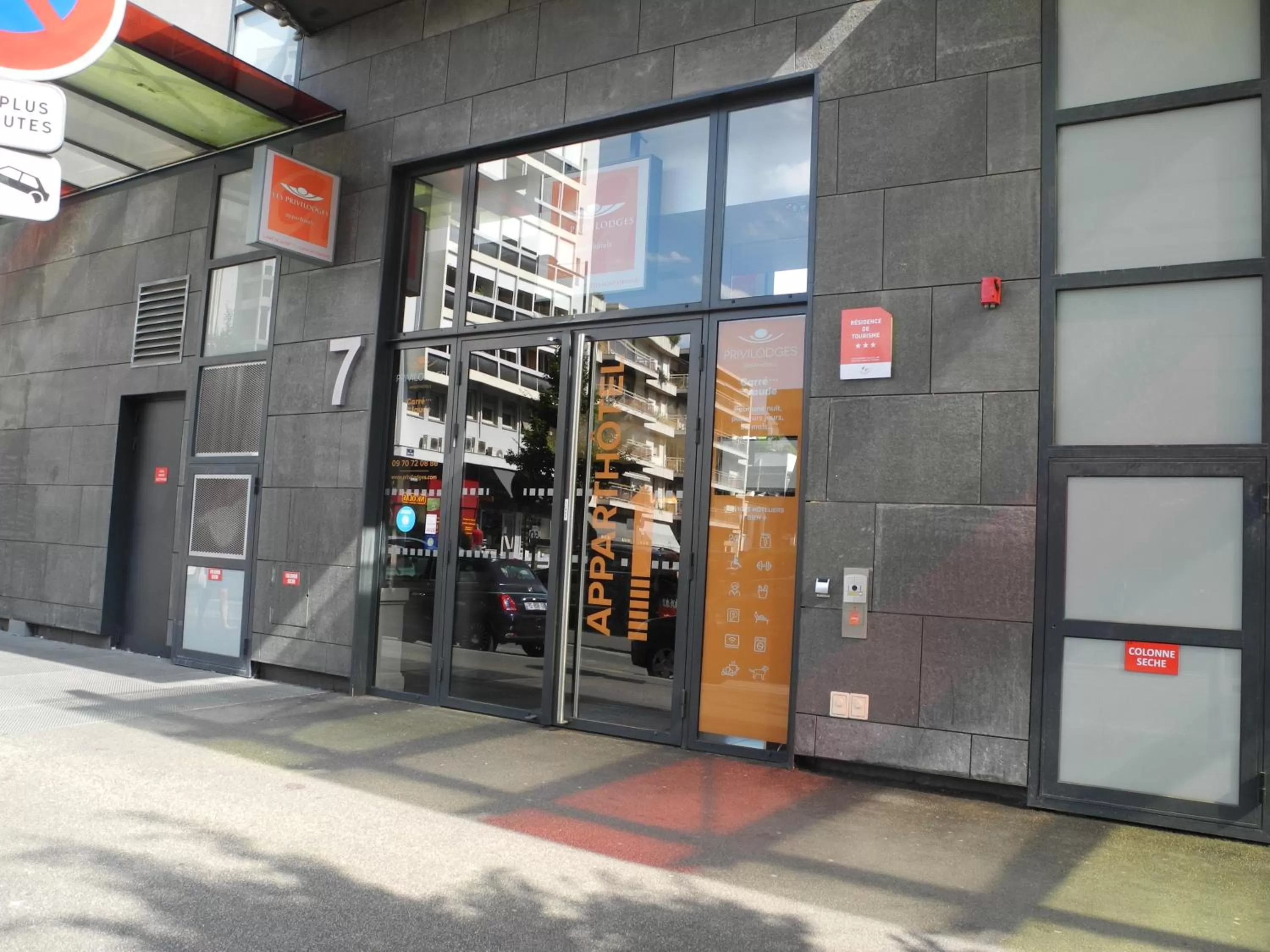 Facade/entrance in Apparthotel Privilodges Carré de Jaude