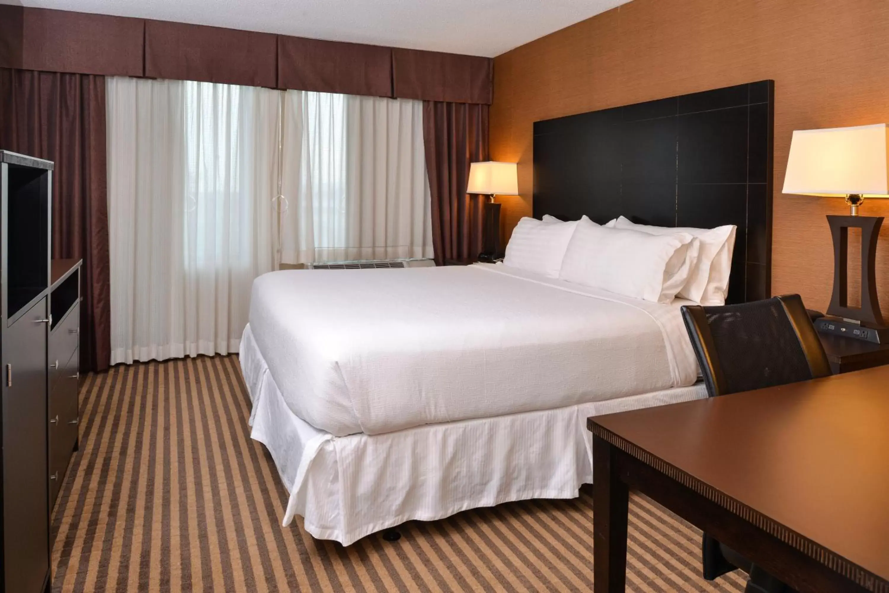 Photo of the whole room, Room Photo in Holiday Inn Charlotte Center City, an IHG Hotel