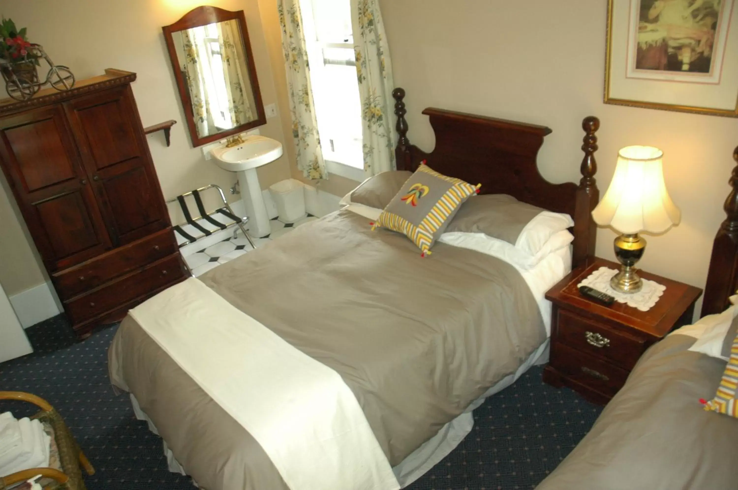 Photo of the whole room, Bed in Windsor Guest House