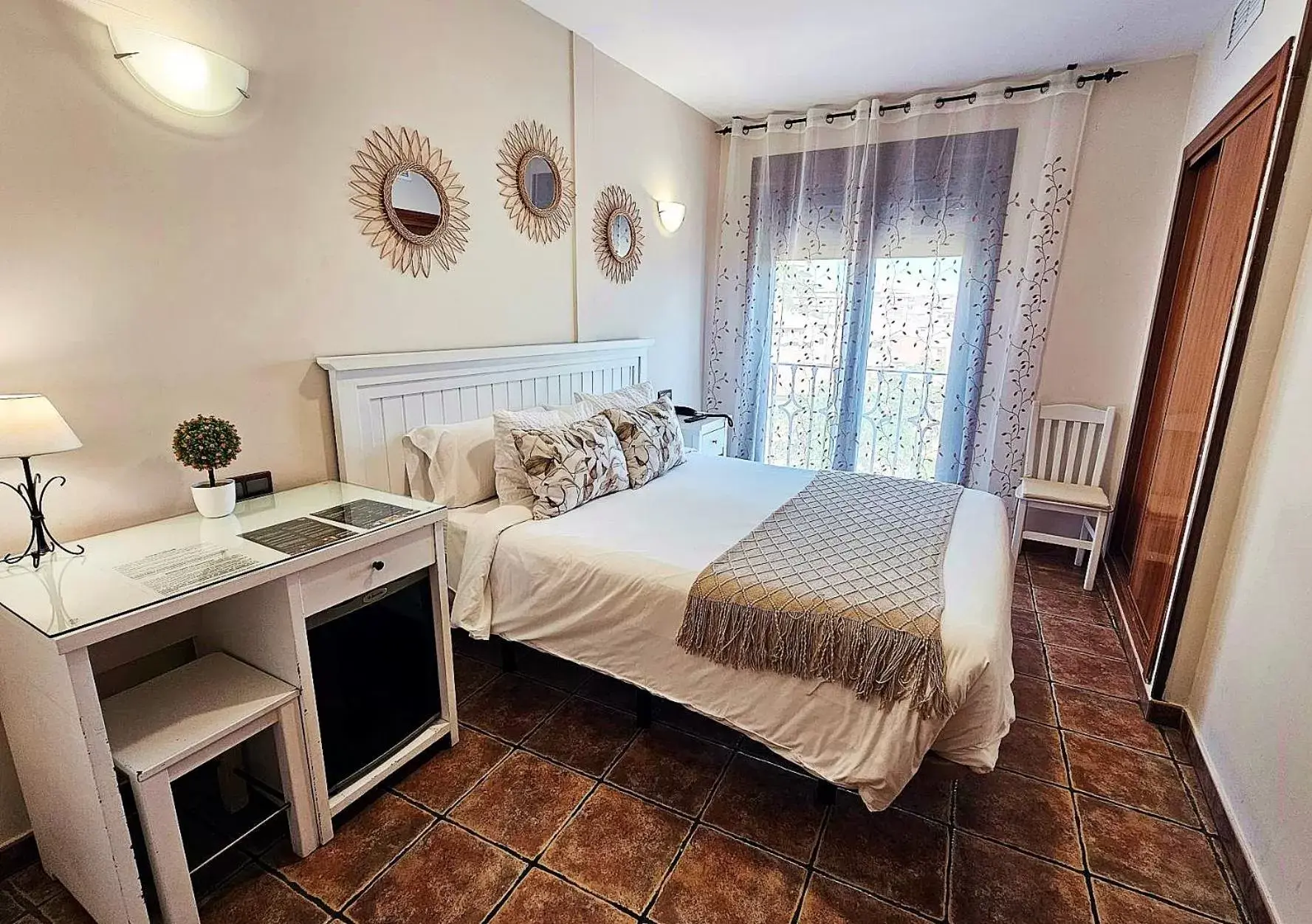 Bedroom, Bed in Hotel Medina de Toledo