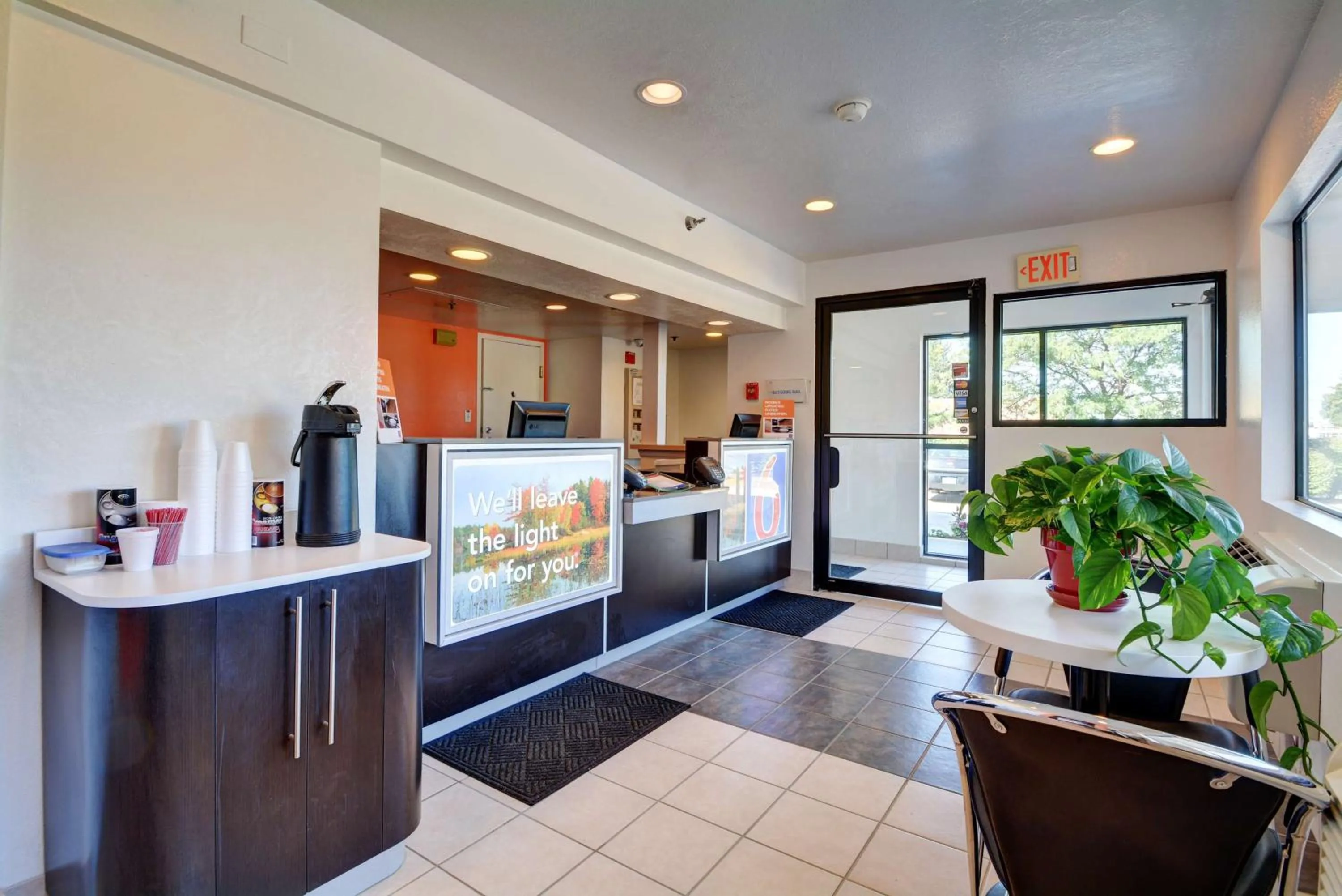 Coffee/tea facilities in Motel 6-Windsor Locks, CT - Hartford