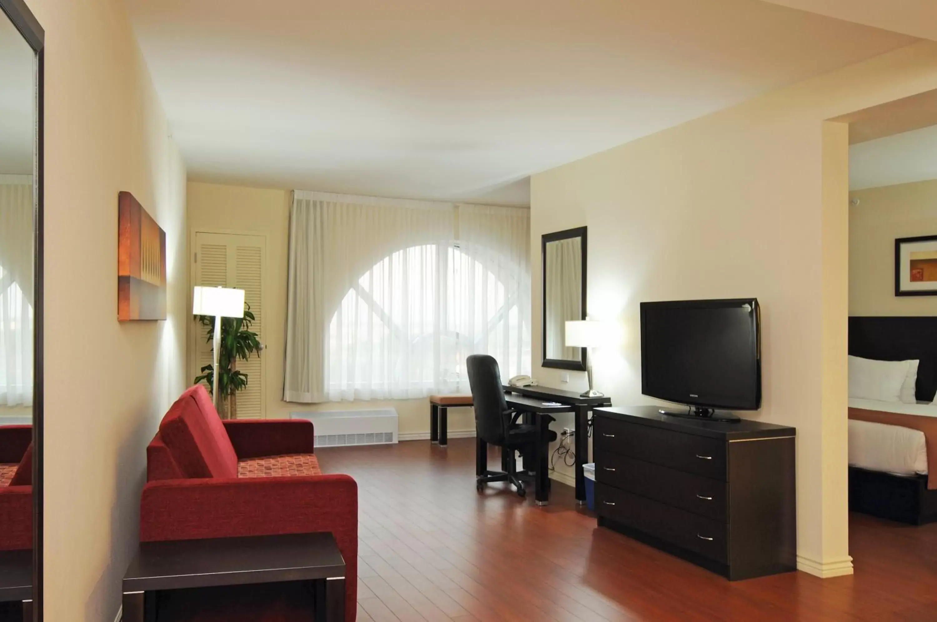 Bedroom, TV/Entertainment Center in Holiday Inn & Suites Montreal Airport