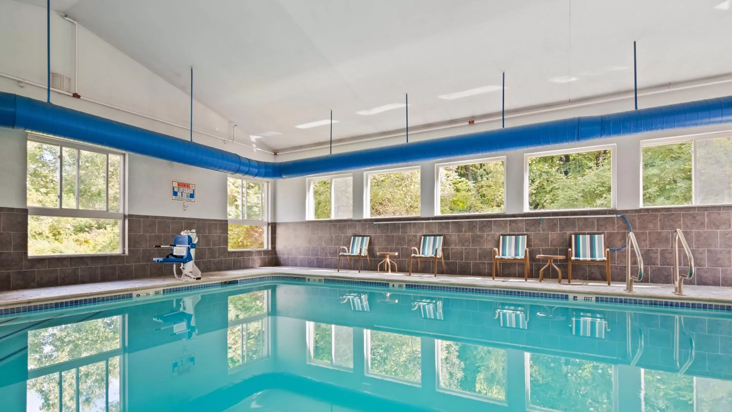 Swimming pool in Best Western Plus New England Inn & Suites