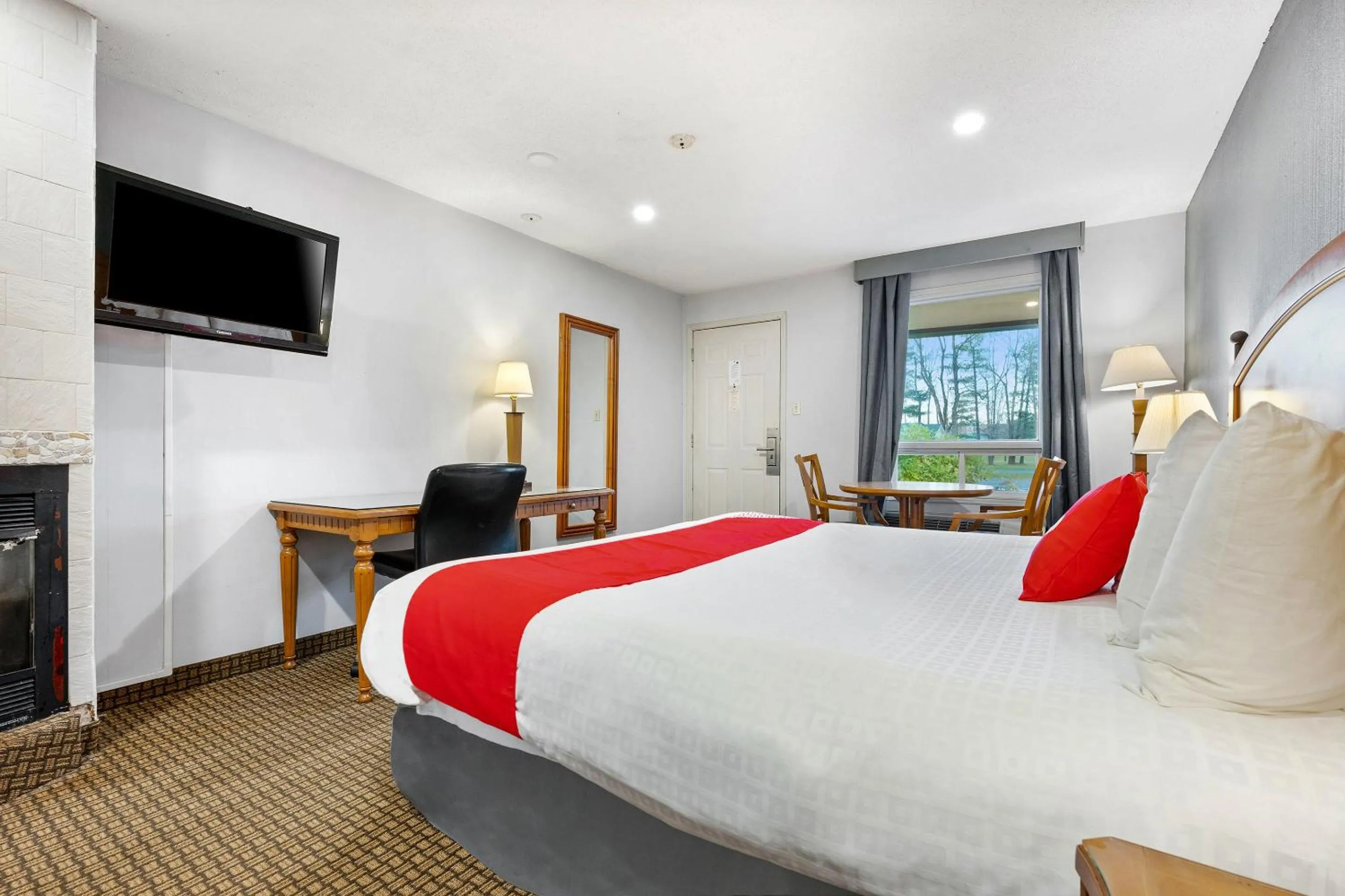 Bedroom, Bed in First Canada Hotel Cornwall Hwy 401 ON