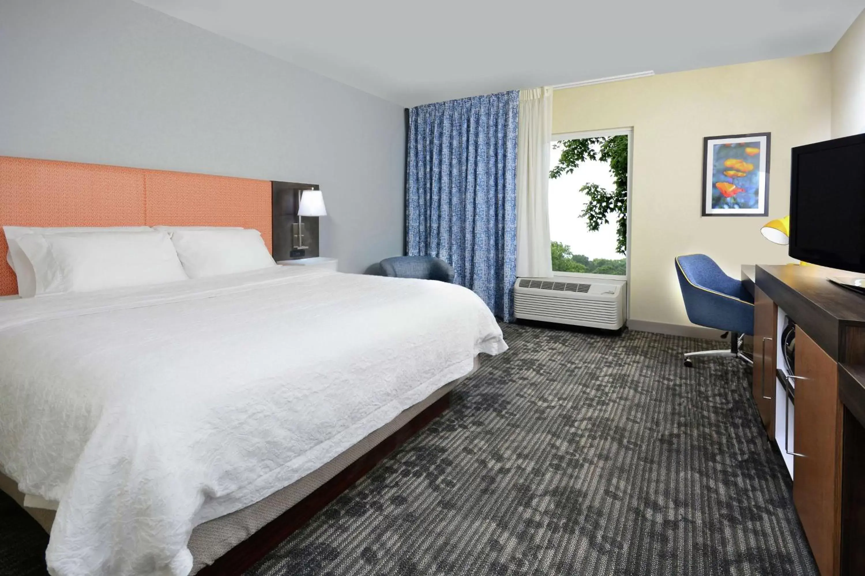 Bedroom, Bed in Hampton Inn & Suites Clinton