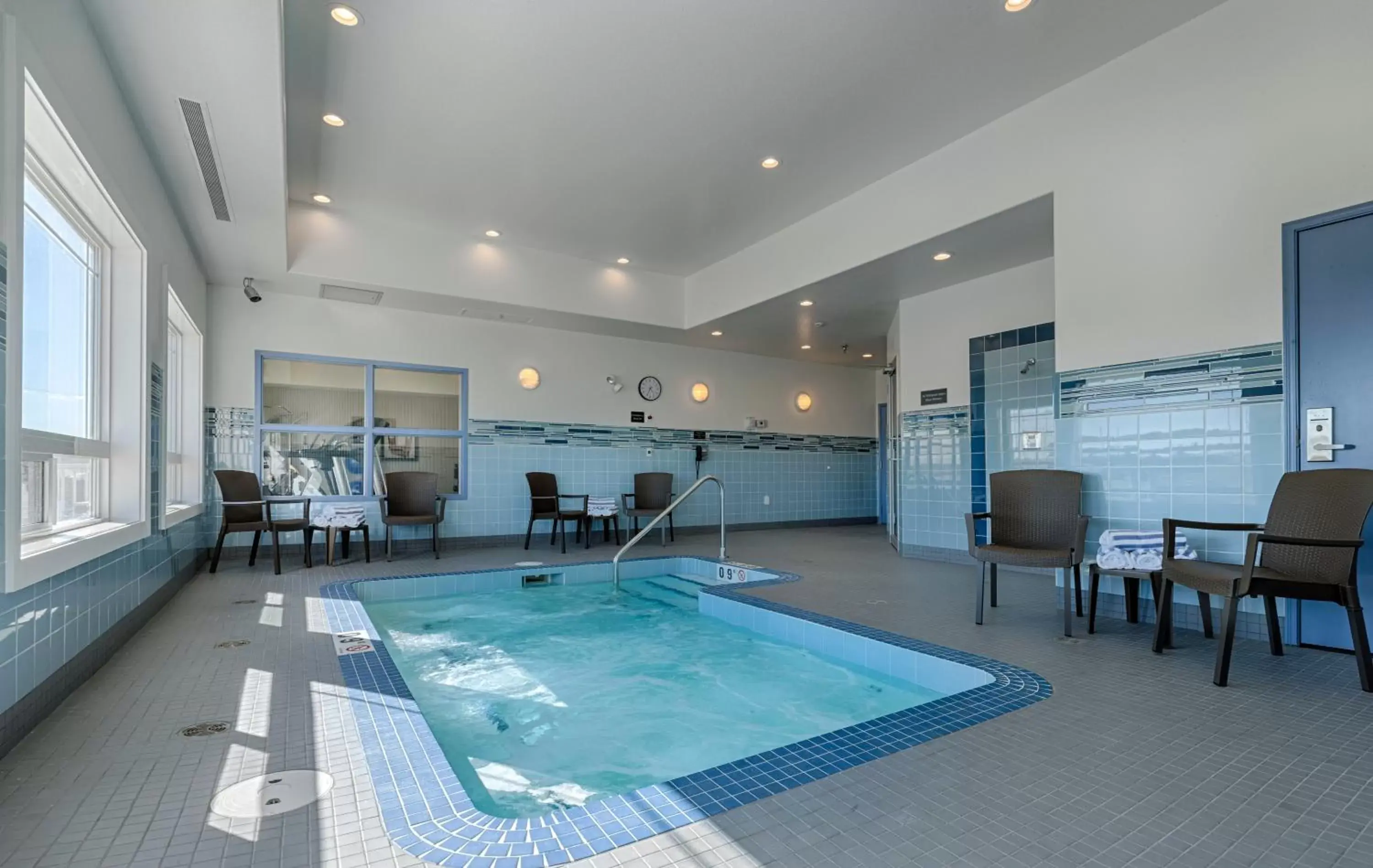 Hot Tub, Swimming Pool in Canalta Hotel Assiniboia