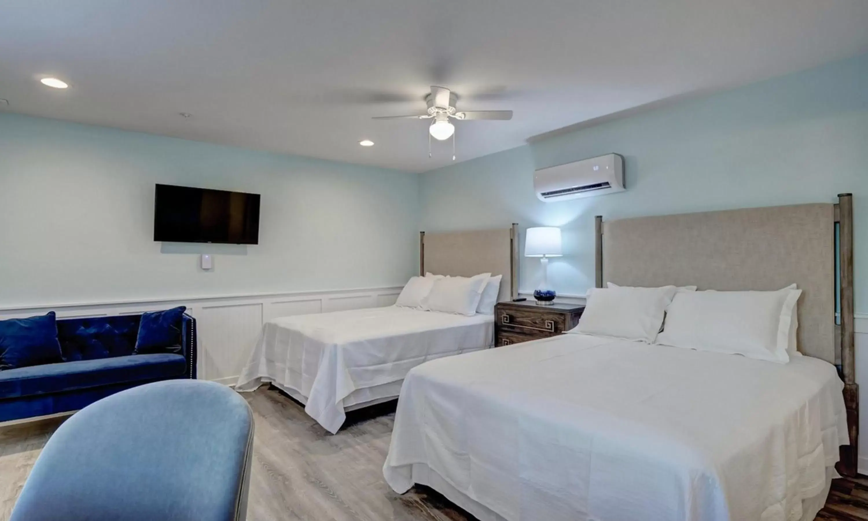 Bed in Loggerhead Inn and Suites by Carolina Retreats