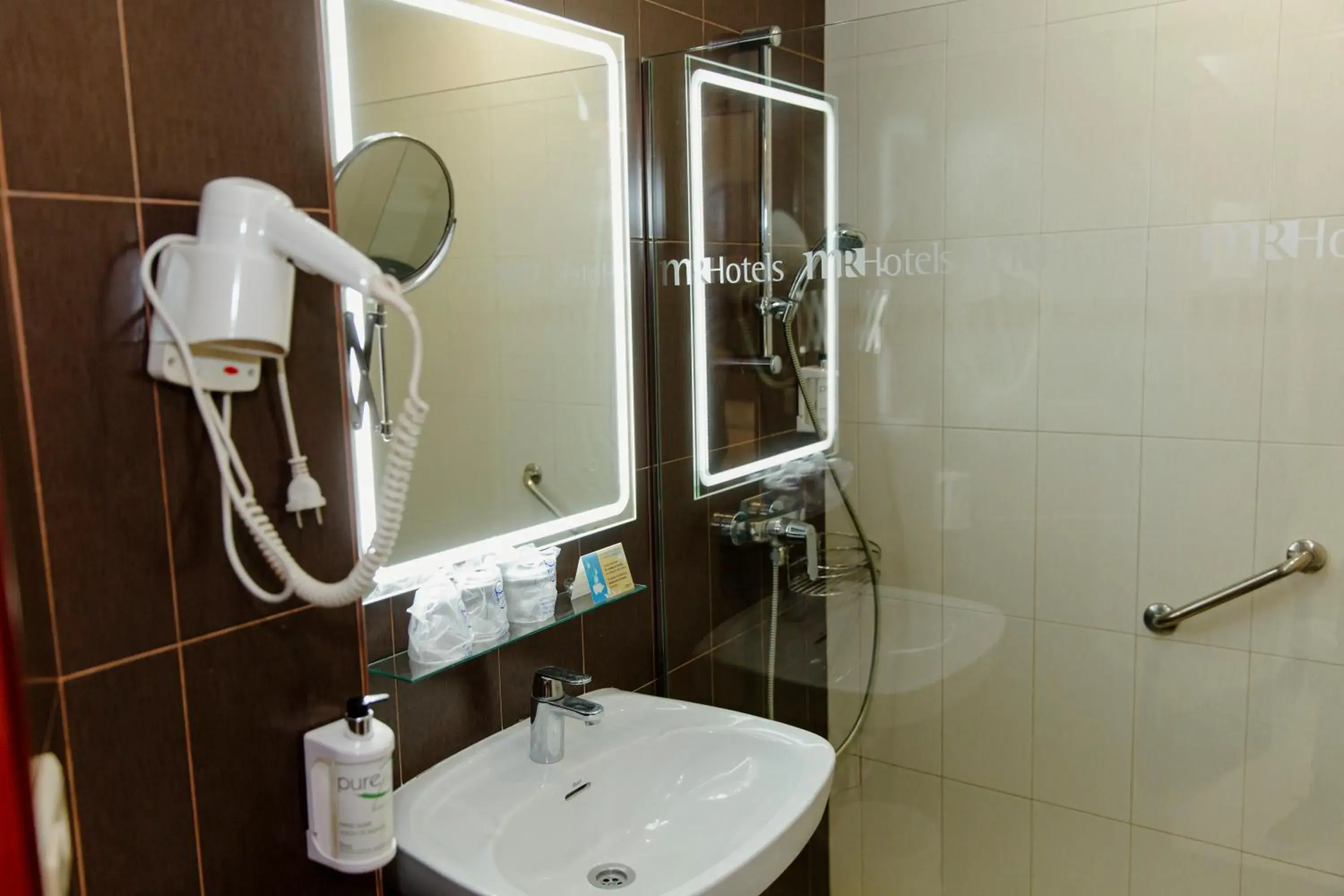 Shower, Bathroom in Hotel MR Costa Blanca